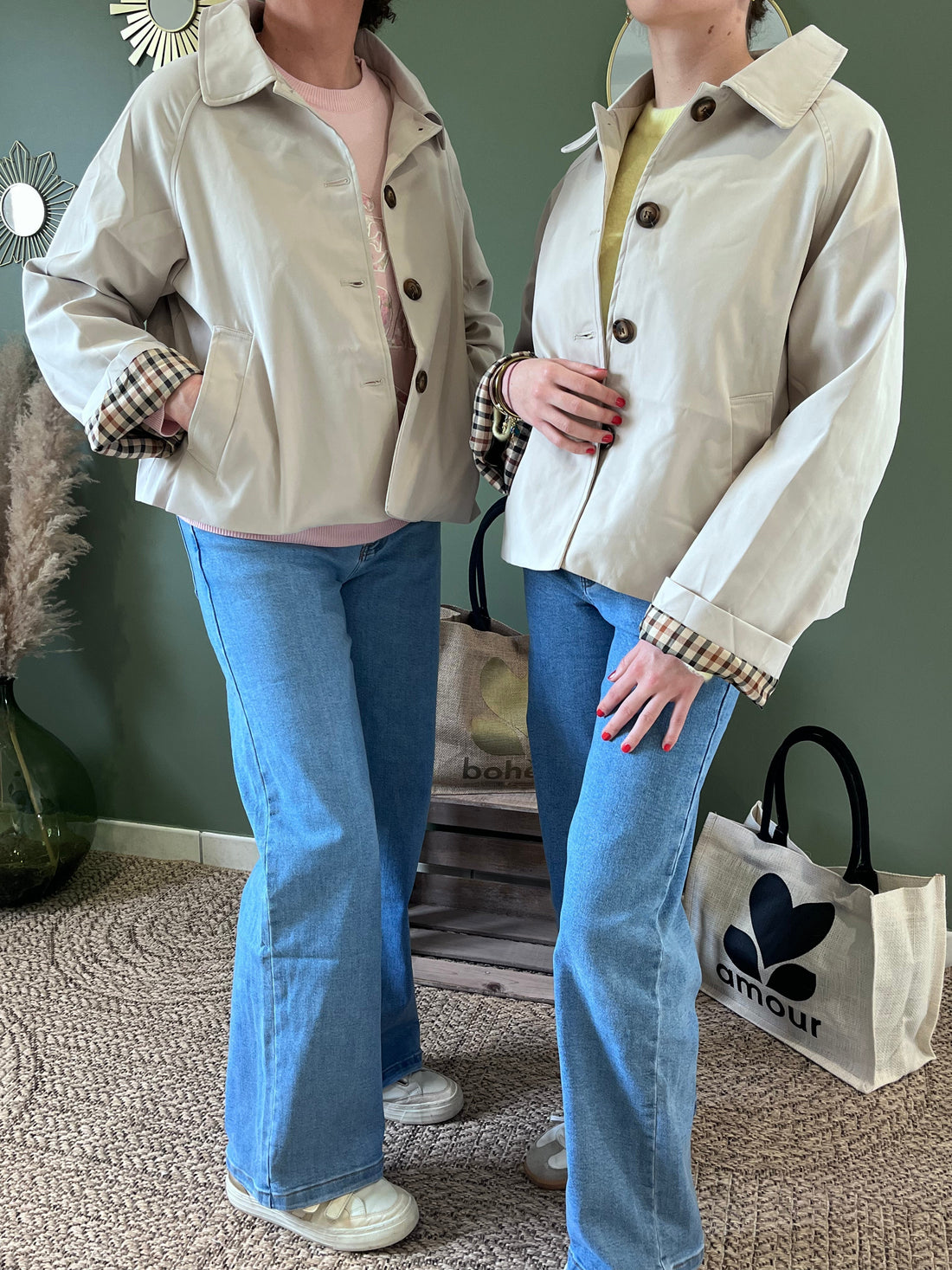Femme portant un trench court beige élégant - Style parisien chic