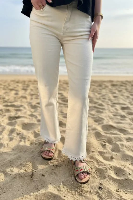 Jean beige écru avec dentelle porté sur la plage - comment porter le jean écru selon sa morphologie