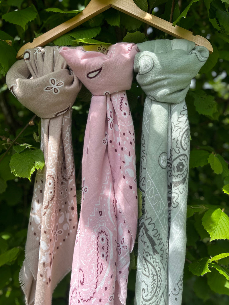 Écharpes et Foulards : Élégance et Confort pour Toutes les Saisons