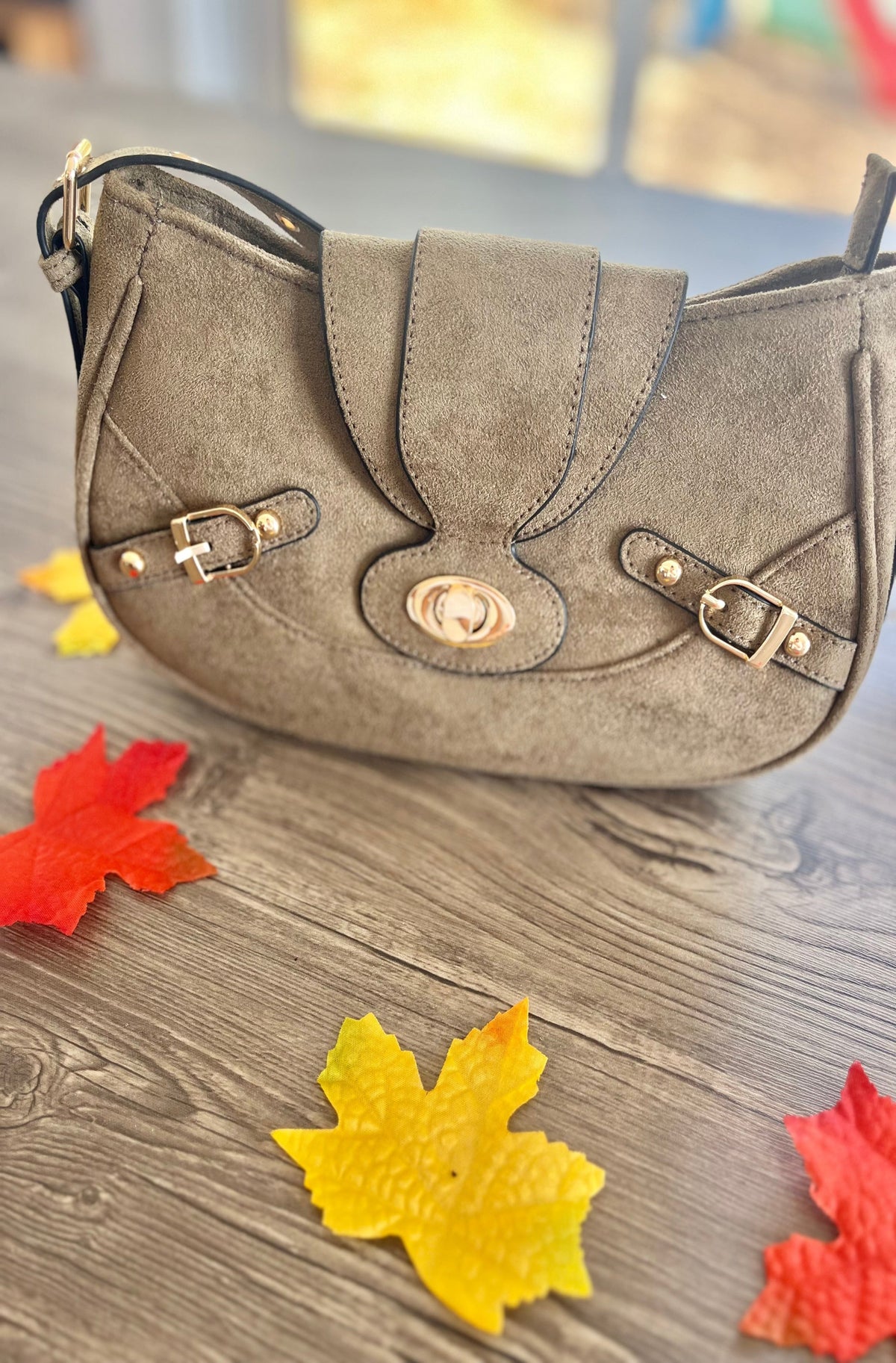 Sac à main en suédine kaki pour femme, look femme tendance, boutique femme guérande la baule 