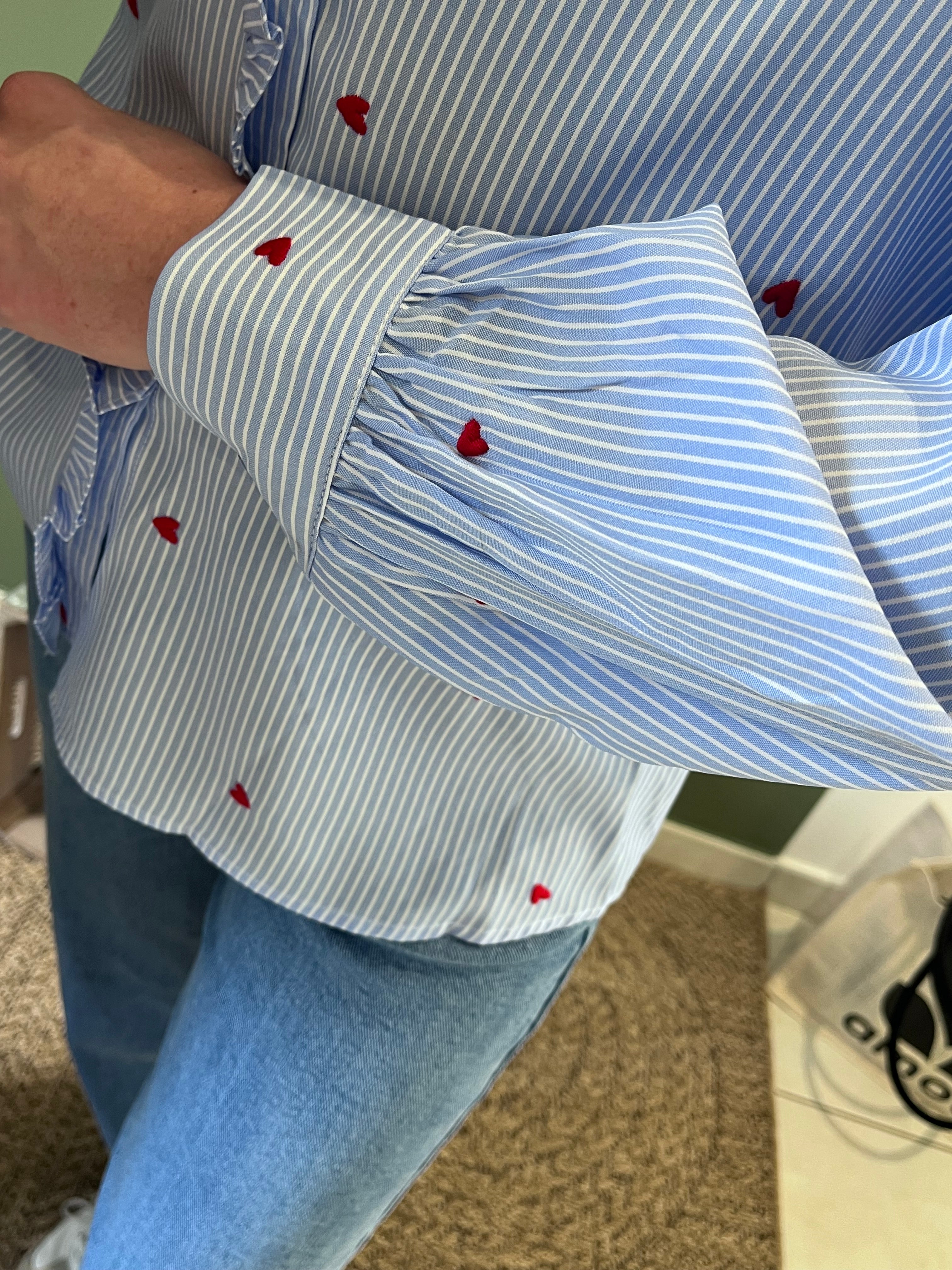 Chemise à rayures bleues avec cœur