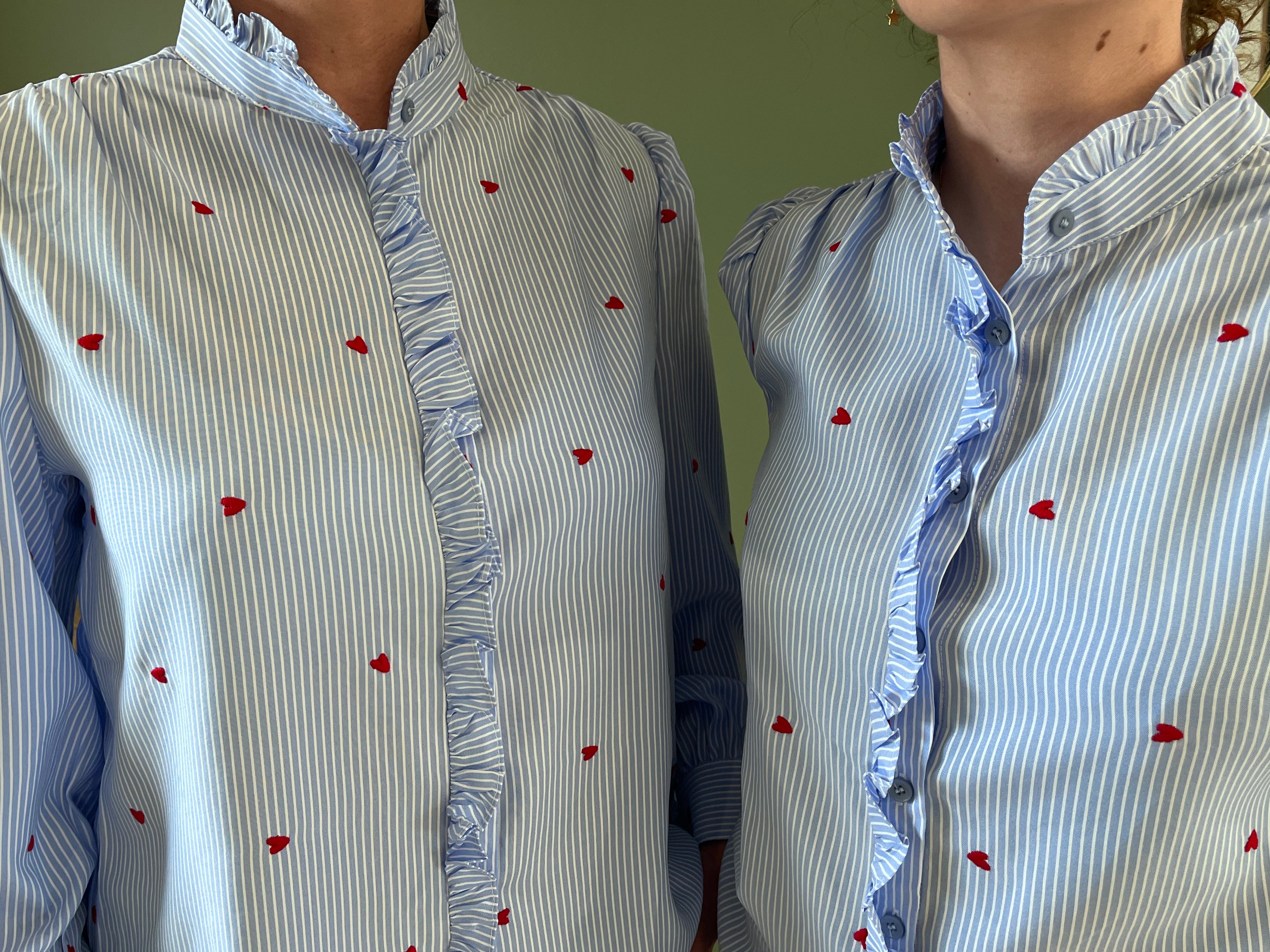 Chemise à rayures bleues avec cœur