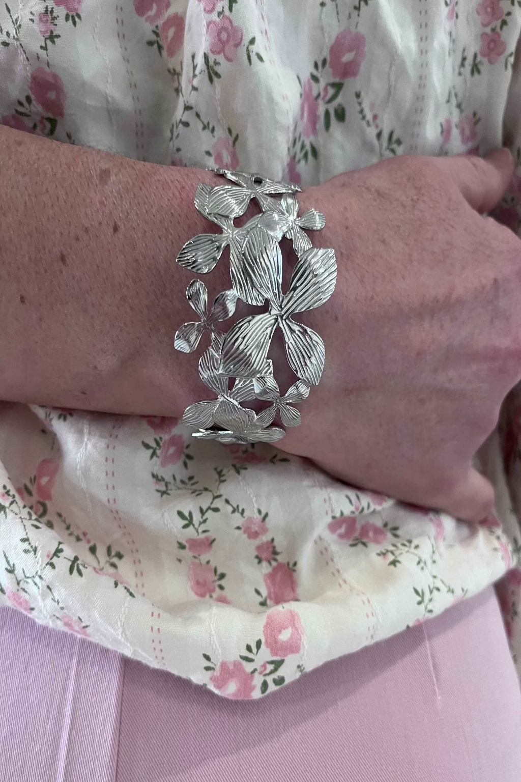 Bracelet manchette argenté motifs fleurs et papillons en acier inoxydable - bijoux femme élégant | Le Style by Laëti" guerande
