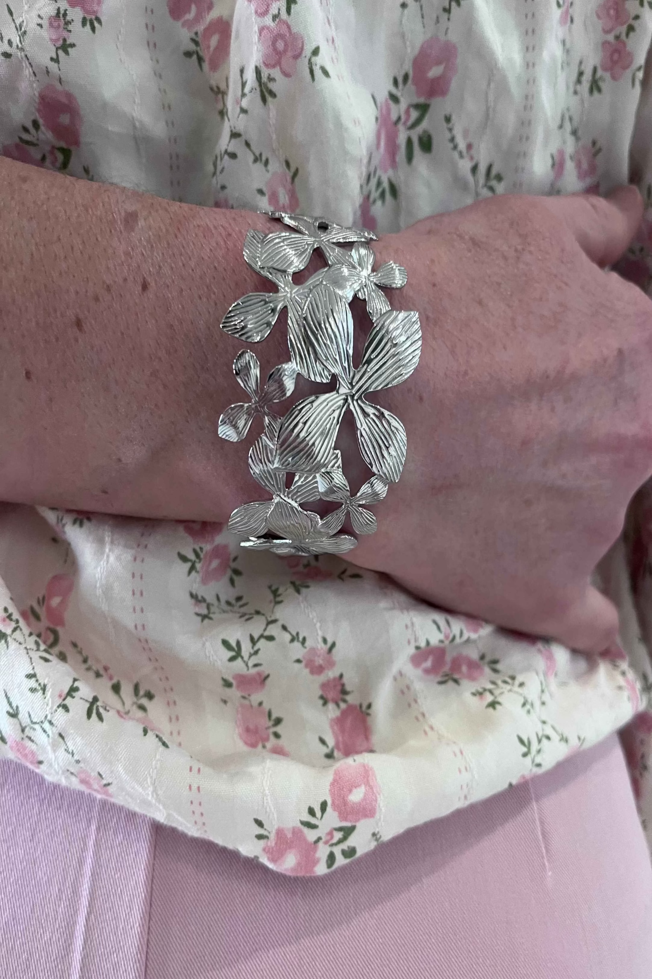 Bracelet manchette argenté motifs fleurs et papillons en acier inoxydable - bijoux femme élégant | Le Style by Laëti" guerande
