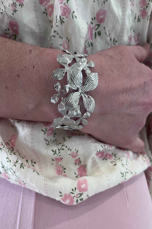 Bracelet manchette argenté motifs fleurs et papillons en acier inoxydable - bijoux femme élégant | Le Style by Laëti" guerande
