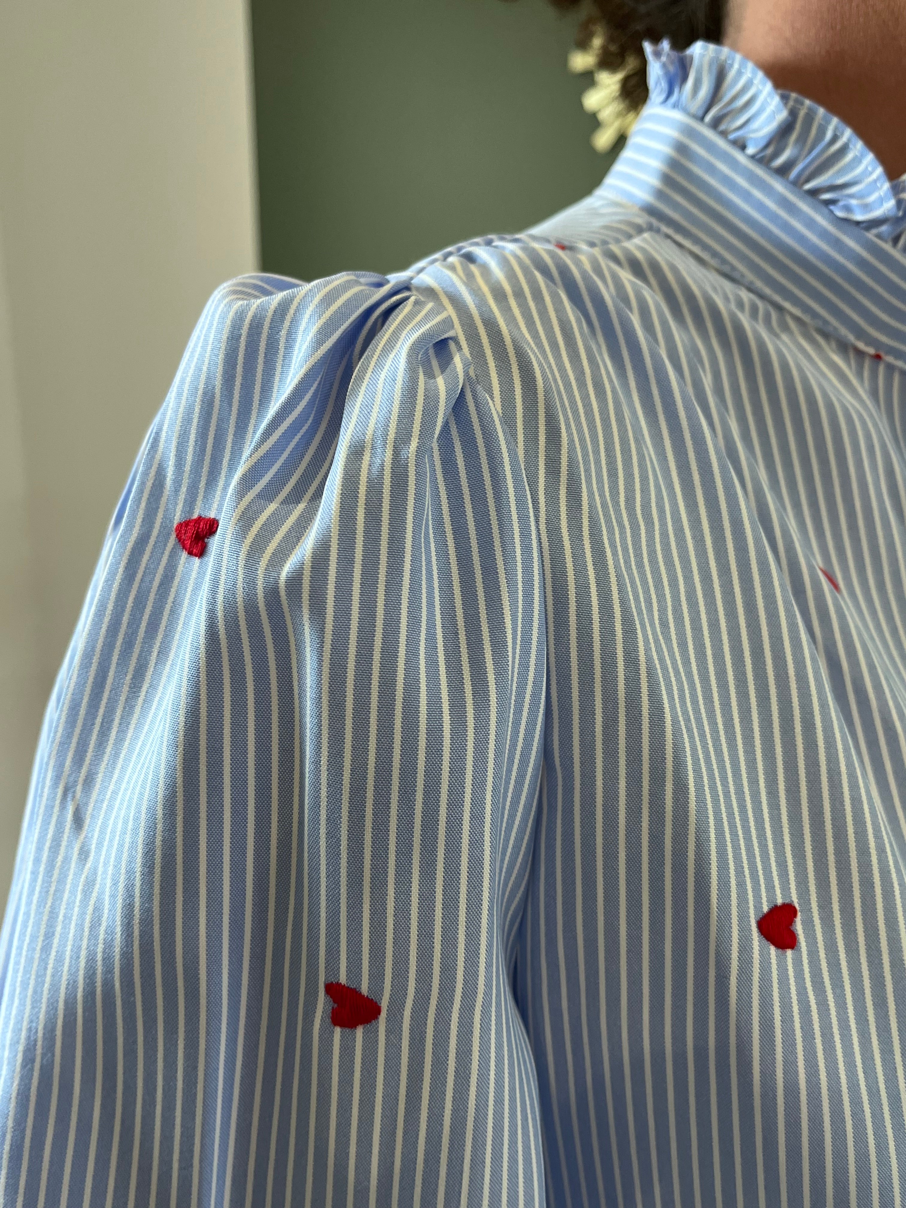 Chemise à rayures bleues avec cœur