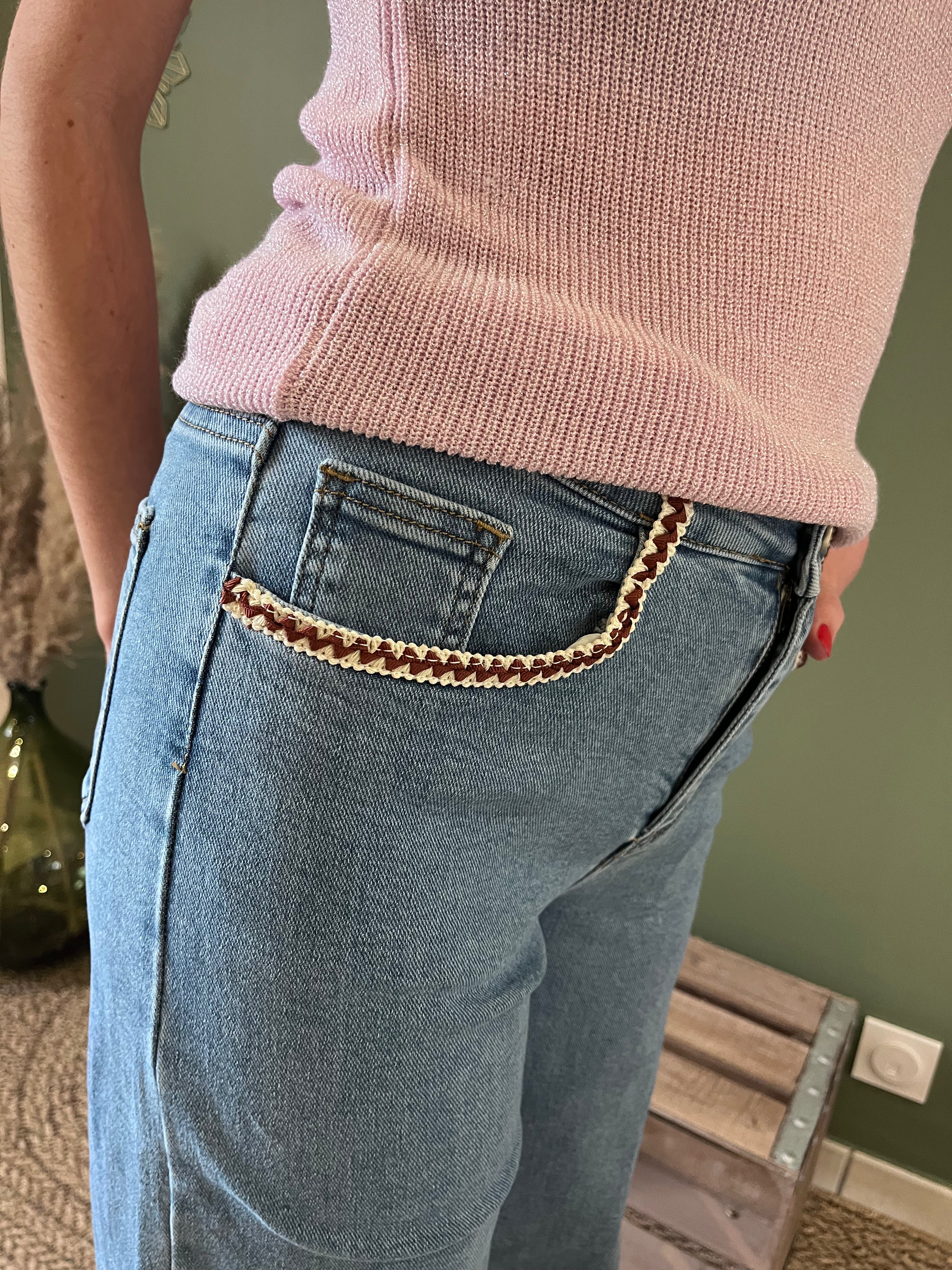 Jean femme wide leg bleu - Détail poches brodées fleuries
