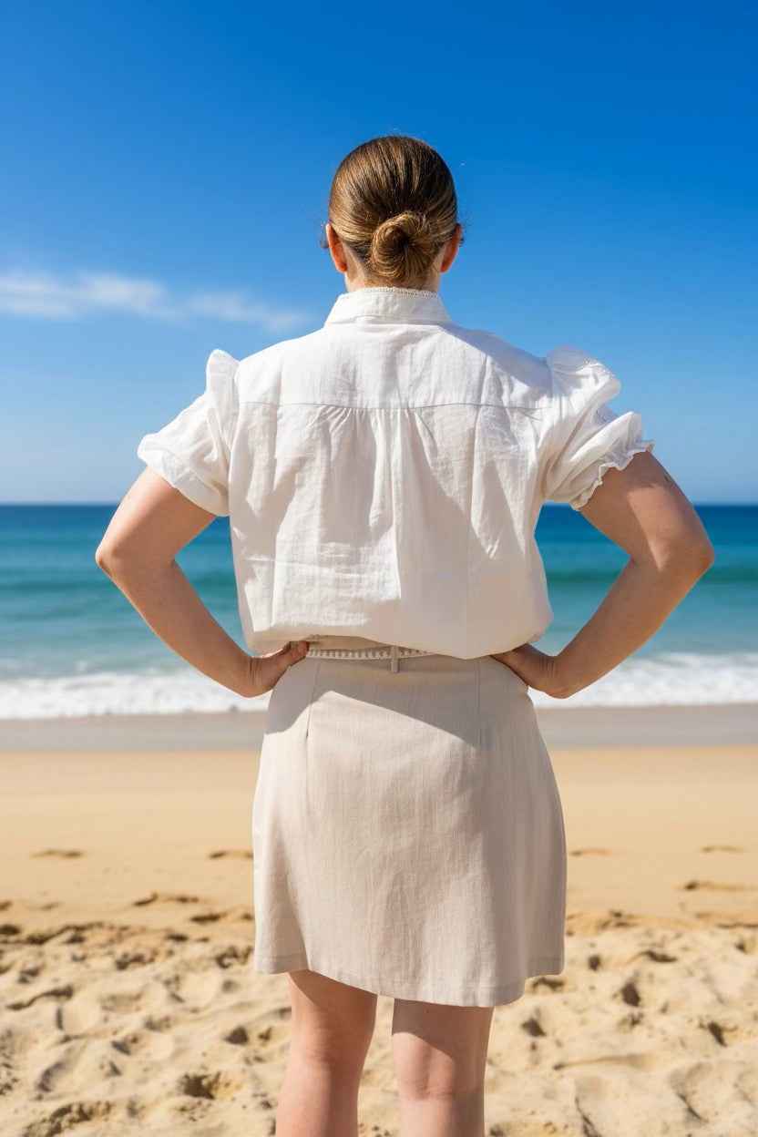Jupe courte beige taille haute avec ceinture à nouerStyle chic parisien