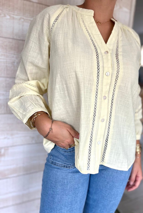 Blouse jaune femme portée, coupe fluide et empiècements ajourés sur les manches-vêtement femme guérande