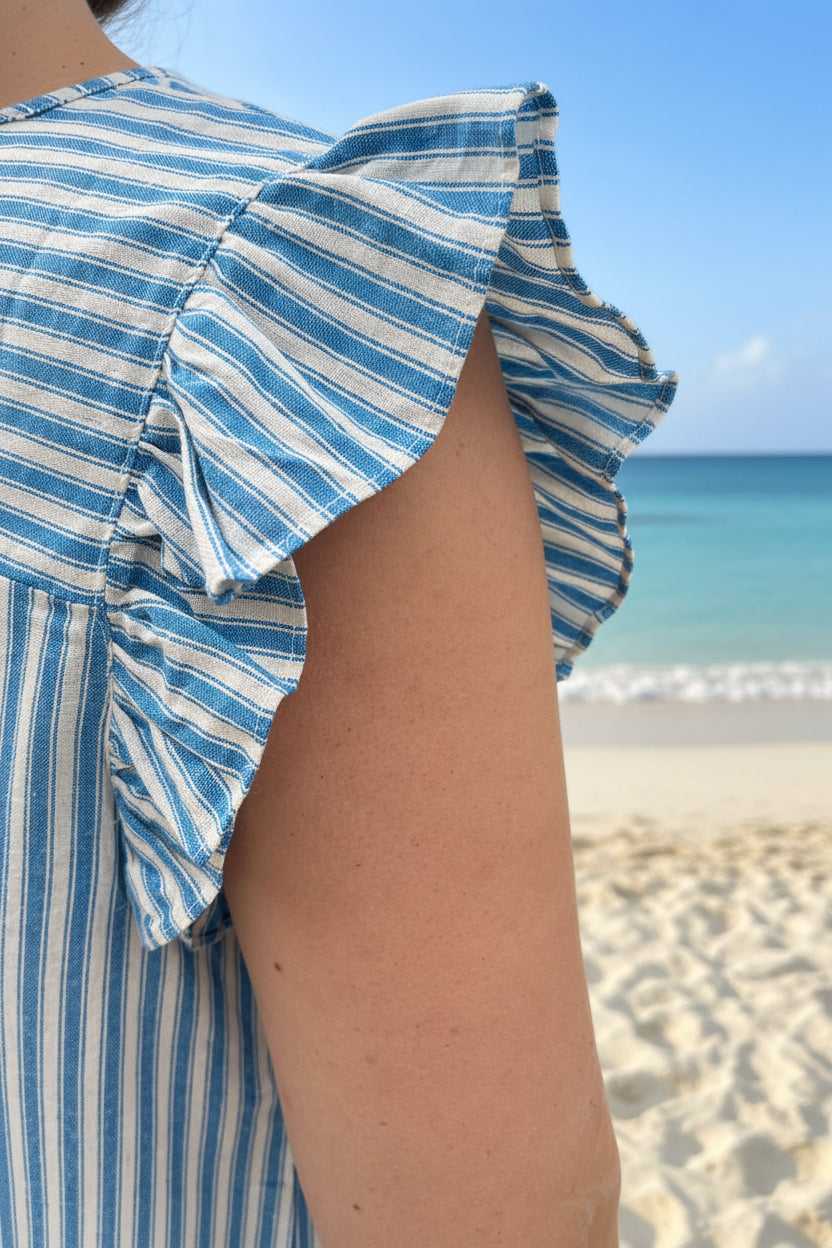 Chemise Sofia – Vue de face, rayures fines bleu ciel, inserts dentelle et épaules volantées in april 1986 prêt à porter guérande la baule pornichet