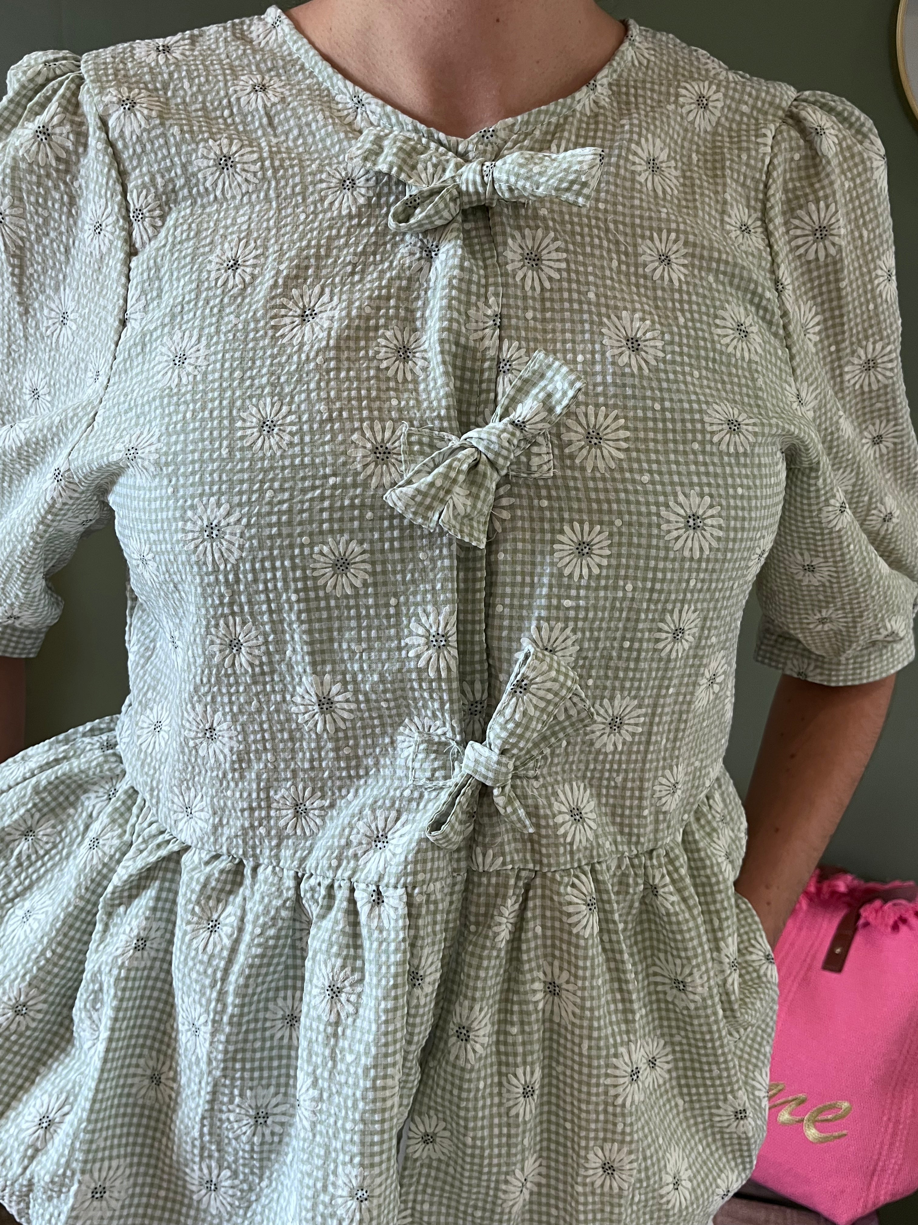  "Blouse verte fleurs marguerite KELIE détail noeuds manches bouffantes style bohème"