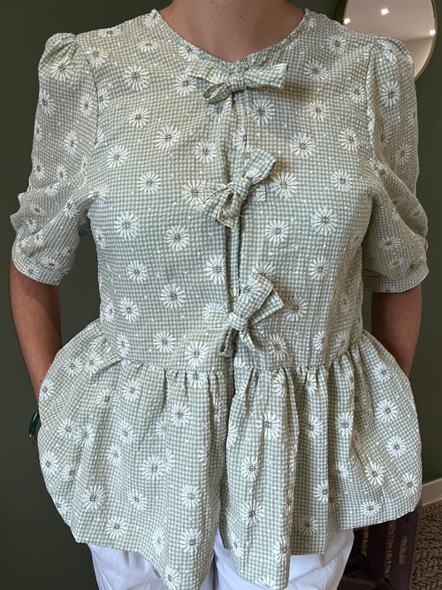 "Blouse verte motifs marguerite femme KELIE manches bouffantes noeuds devant"