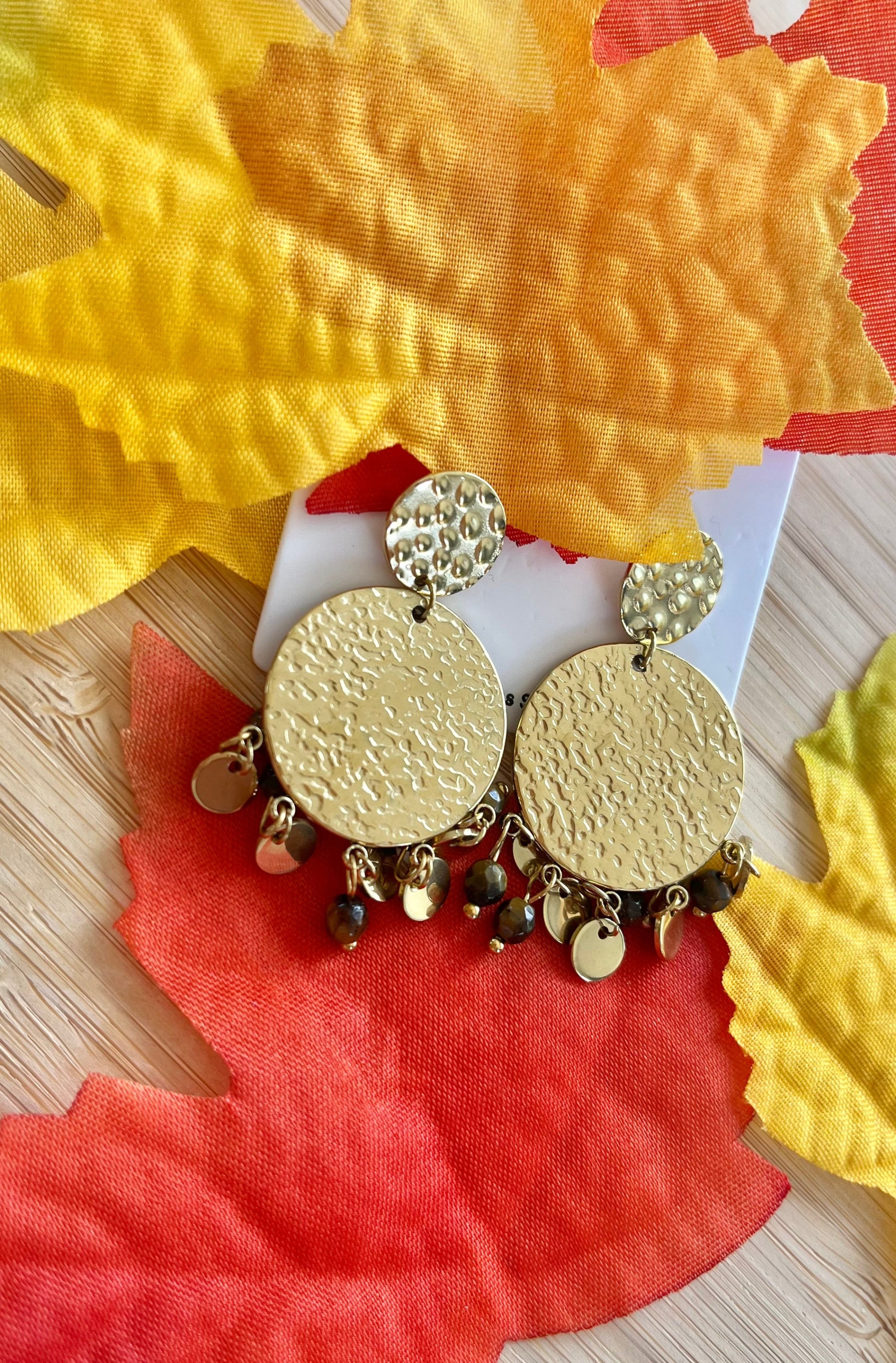 Boucles d’oreilles pendantes dorées en acier inoxydable avec perles marron rondes bijoux tendance automne 2026-le style by Laëti