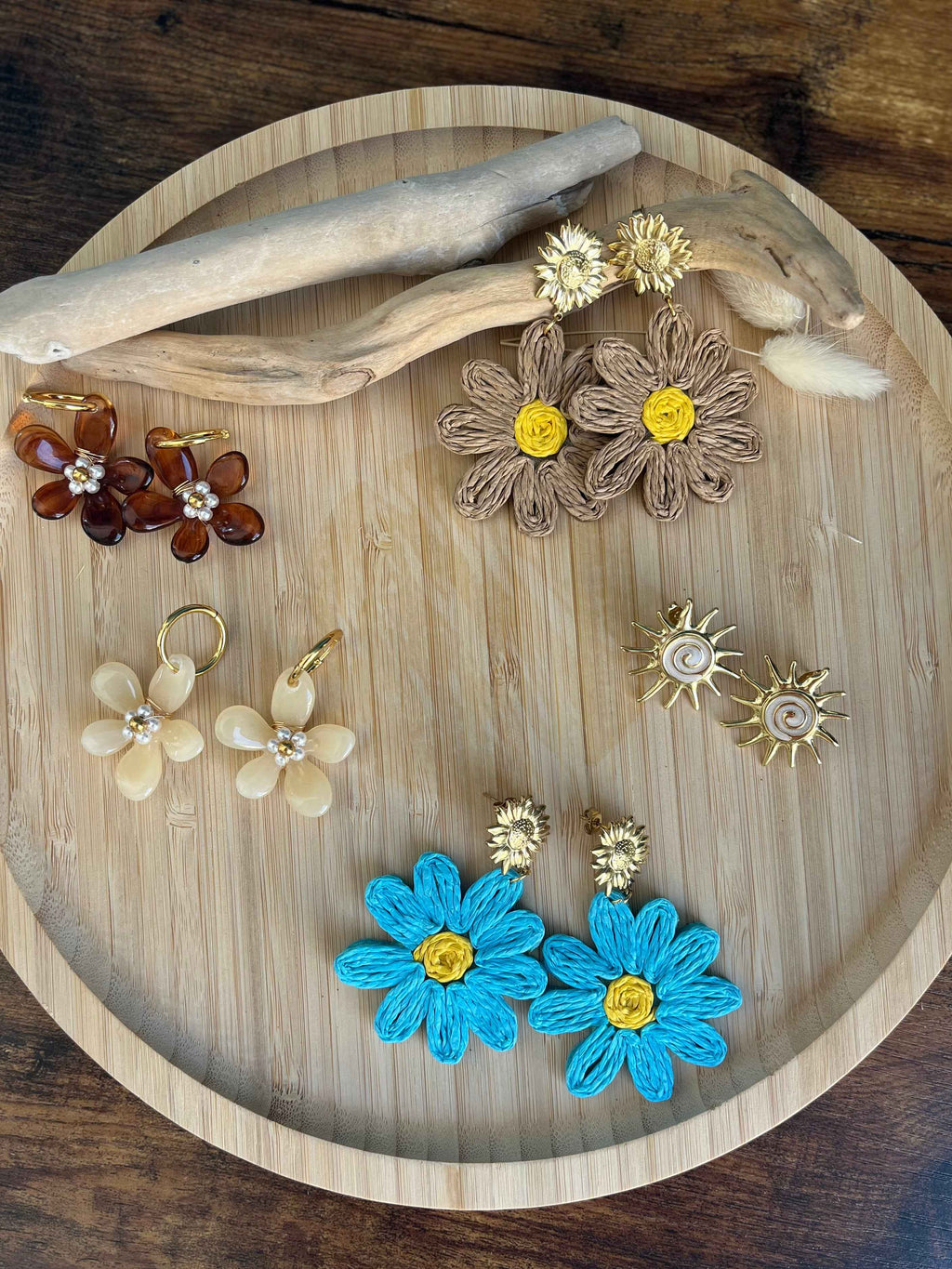 Boucles d'oreilles pendantes bohème chic en raphia et acier inoxydable, motifs floraux délicats, disponibles en bleu et marron. Légères, élégantes et durables