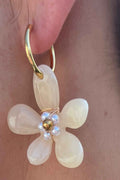 Boucles d'oreilles pendantes bohème chic en raphia et acier inoxydable, motifs floraux délicats, disponibles en bleu et marron. Légères, élégantes et durables bijpux tendance guérande la baule le style by Laêti