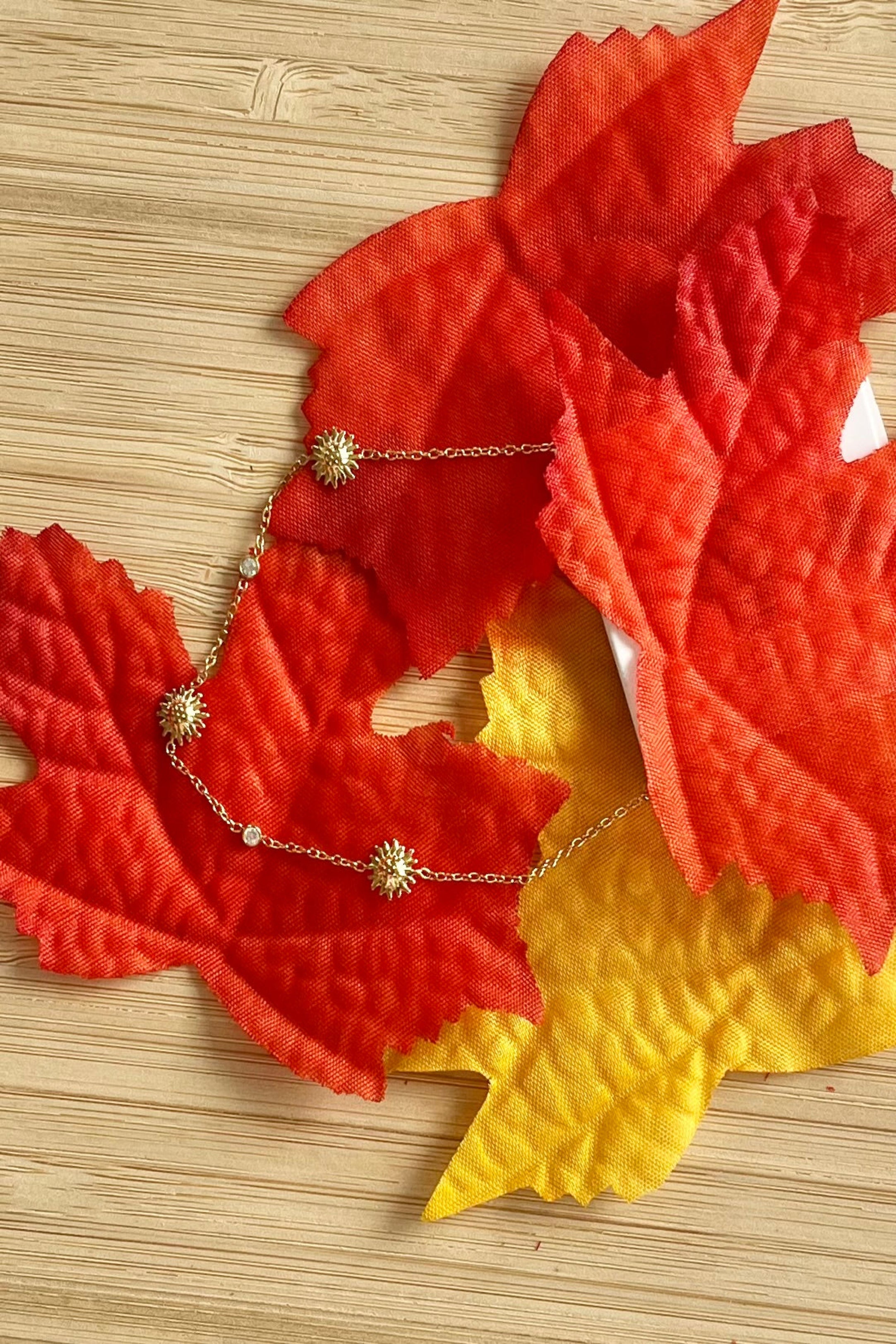 Bracelet fin doré en acier inoxydable au motif rayons de soleil- bijoux tendance 2026- boutique femme guérande