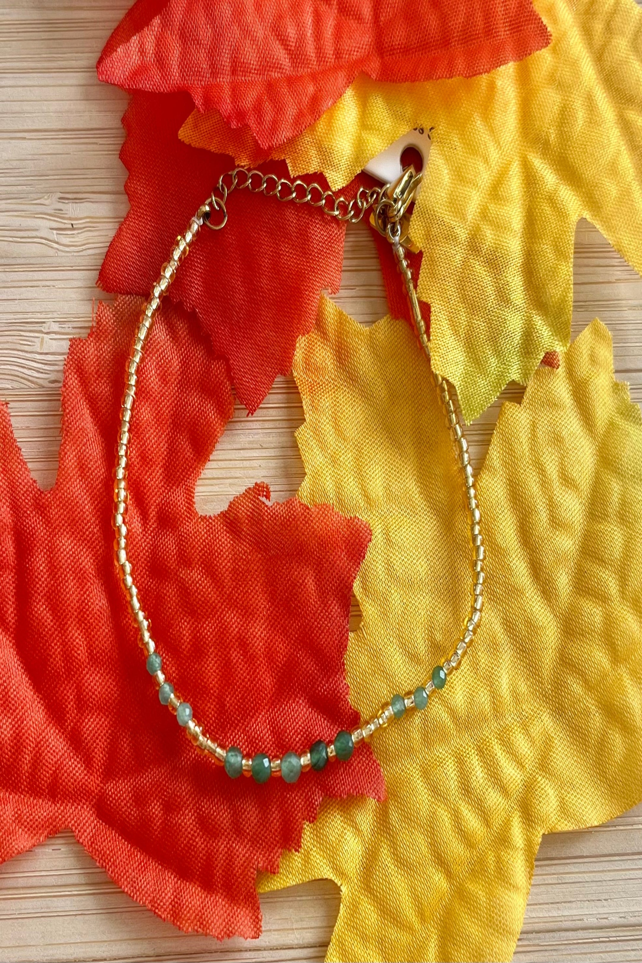 Bracelet fin doré en acier inoxydable orné de perles vertes délicates- bijoux tendances automne 2026- le style by Laëti