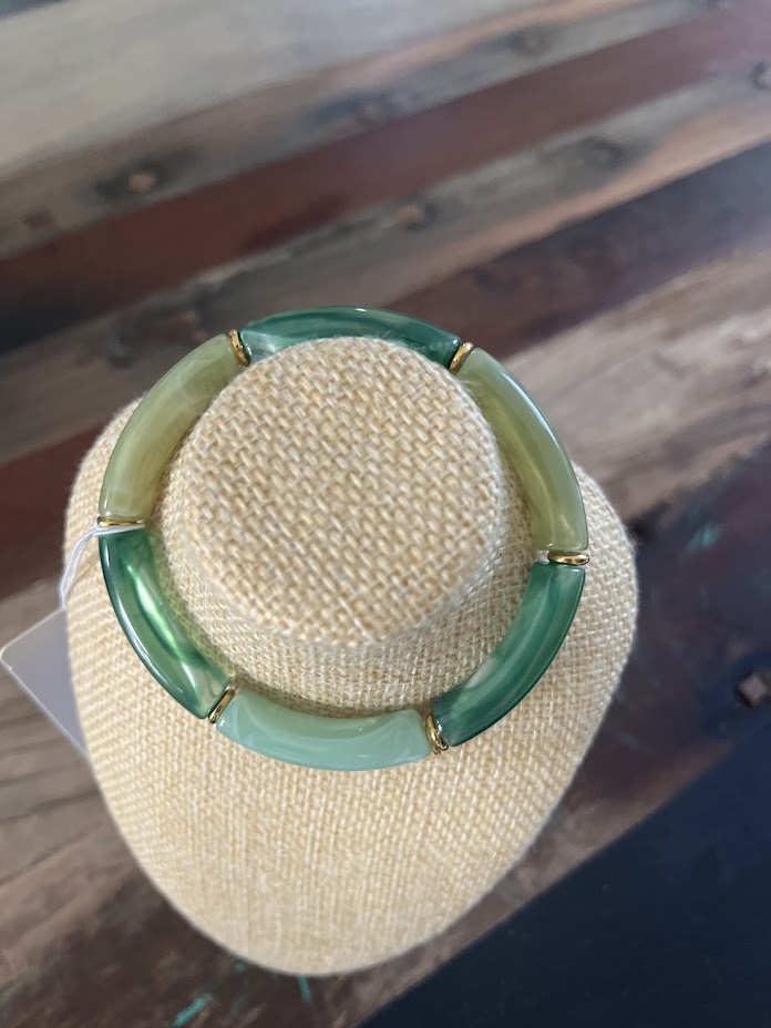 "Bracelets joncs empilés avec jonc vert élastique - look bohème et coloré"