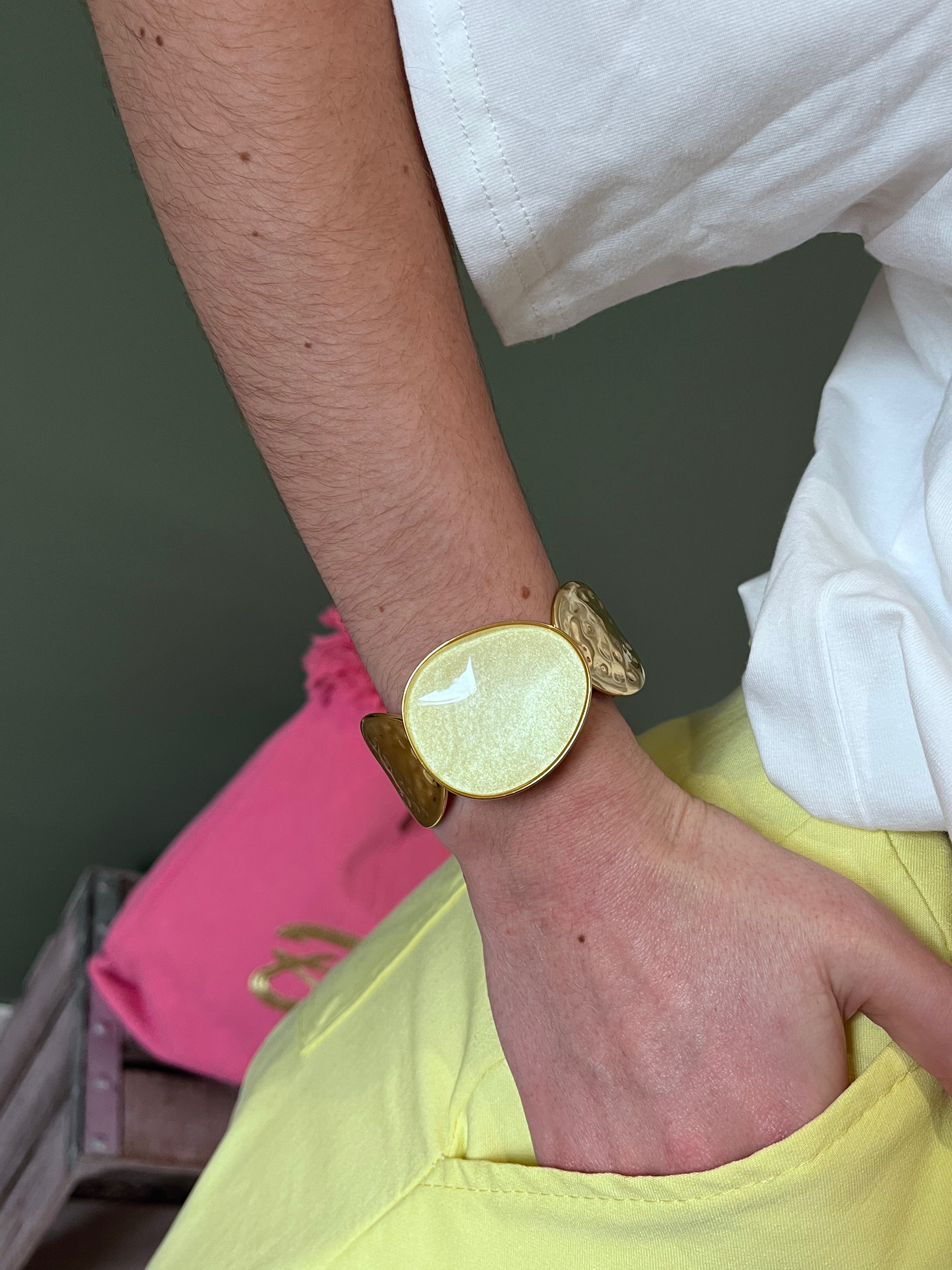 "Détail de la pierre de résine colorée du bracelet - finition lisse et brillante"