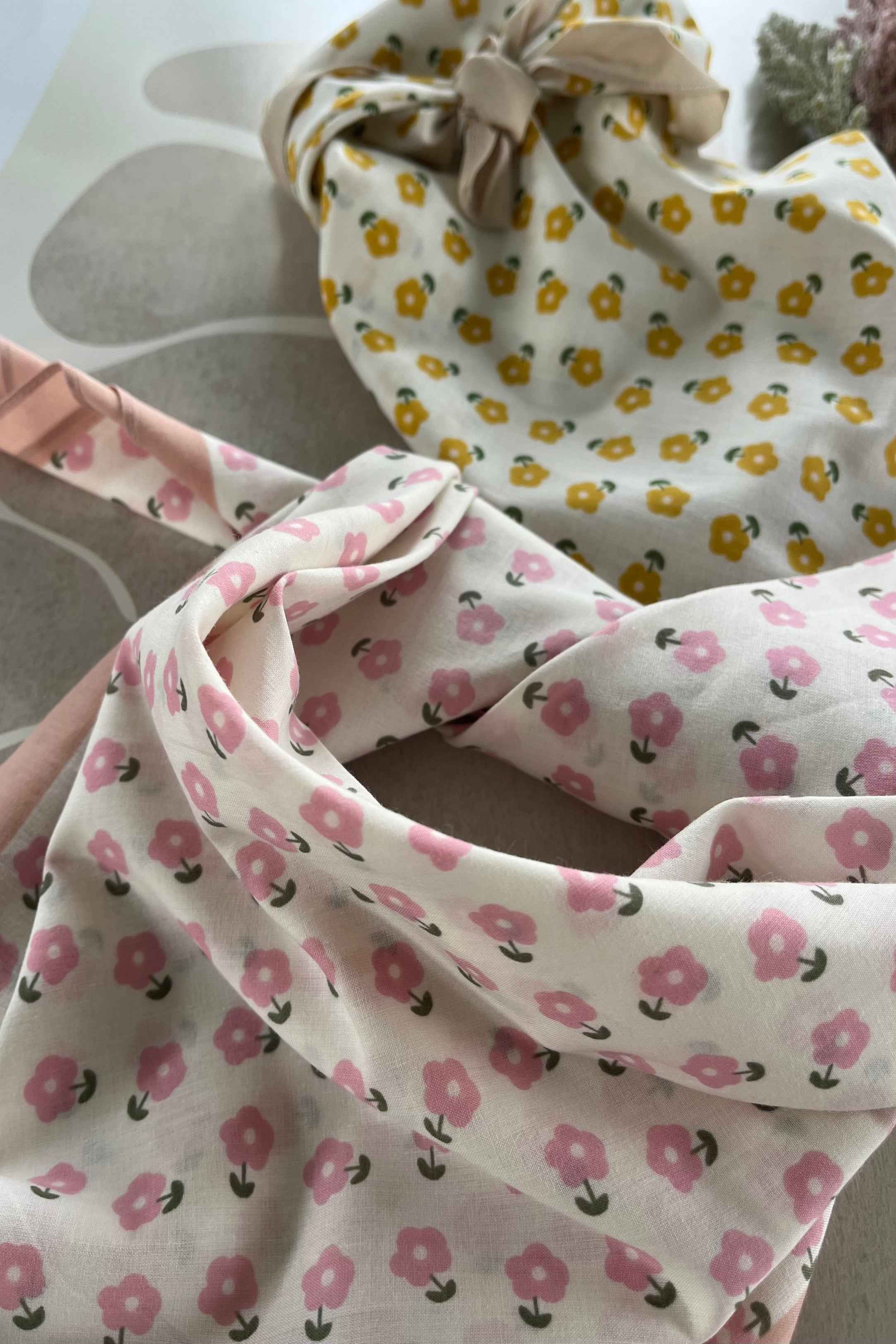 Foulard carré en coton fleurs