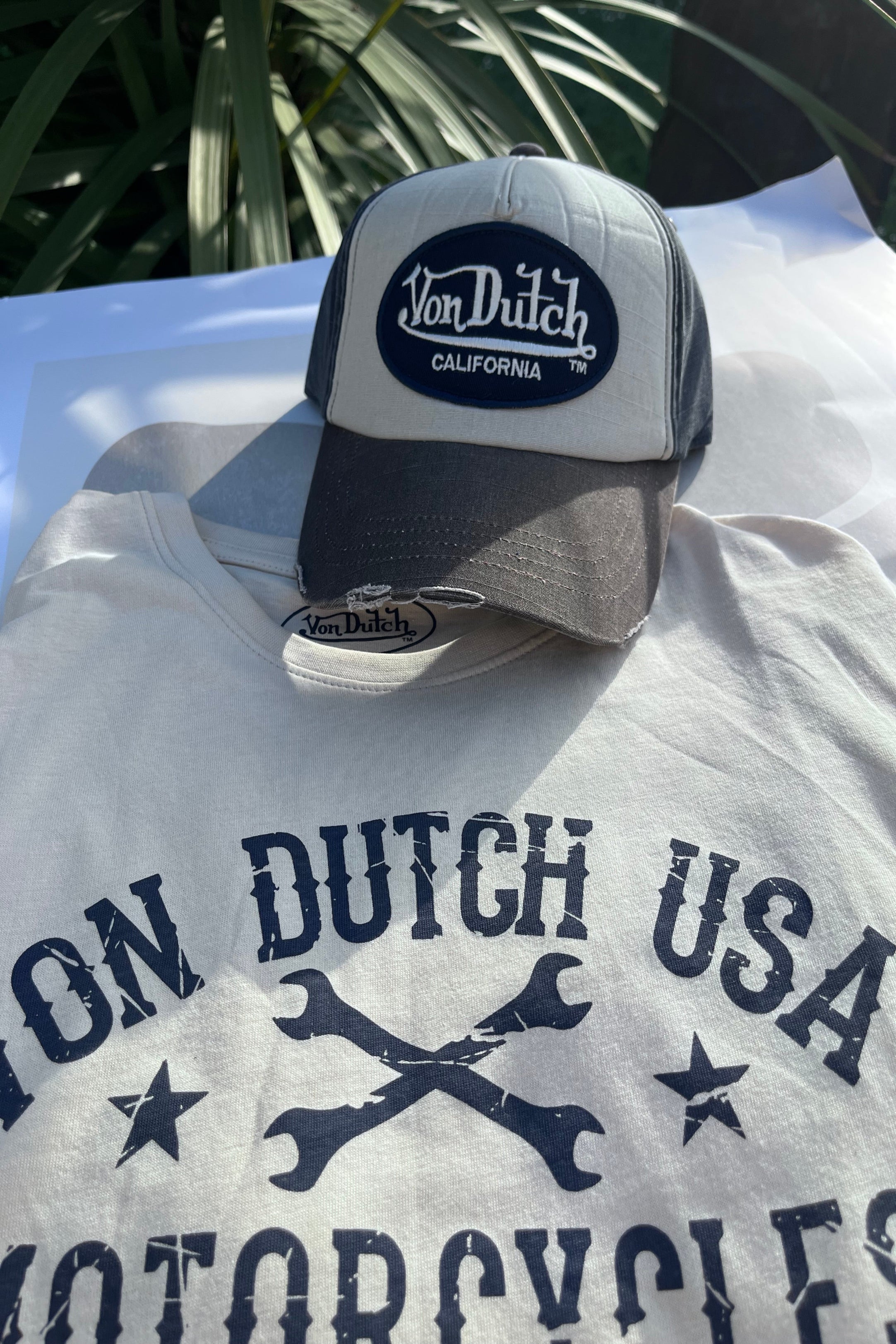 Casquette baseball Von Dutch bleue tricolore effet usé, visière grise, écusson brodé, fermeture scratch ajustable