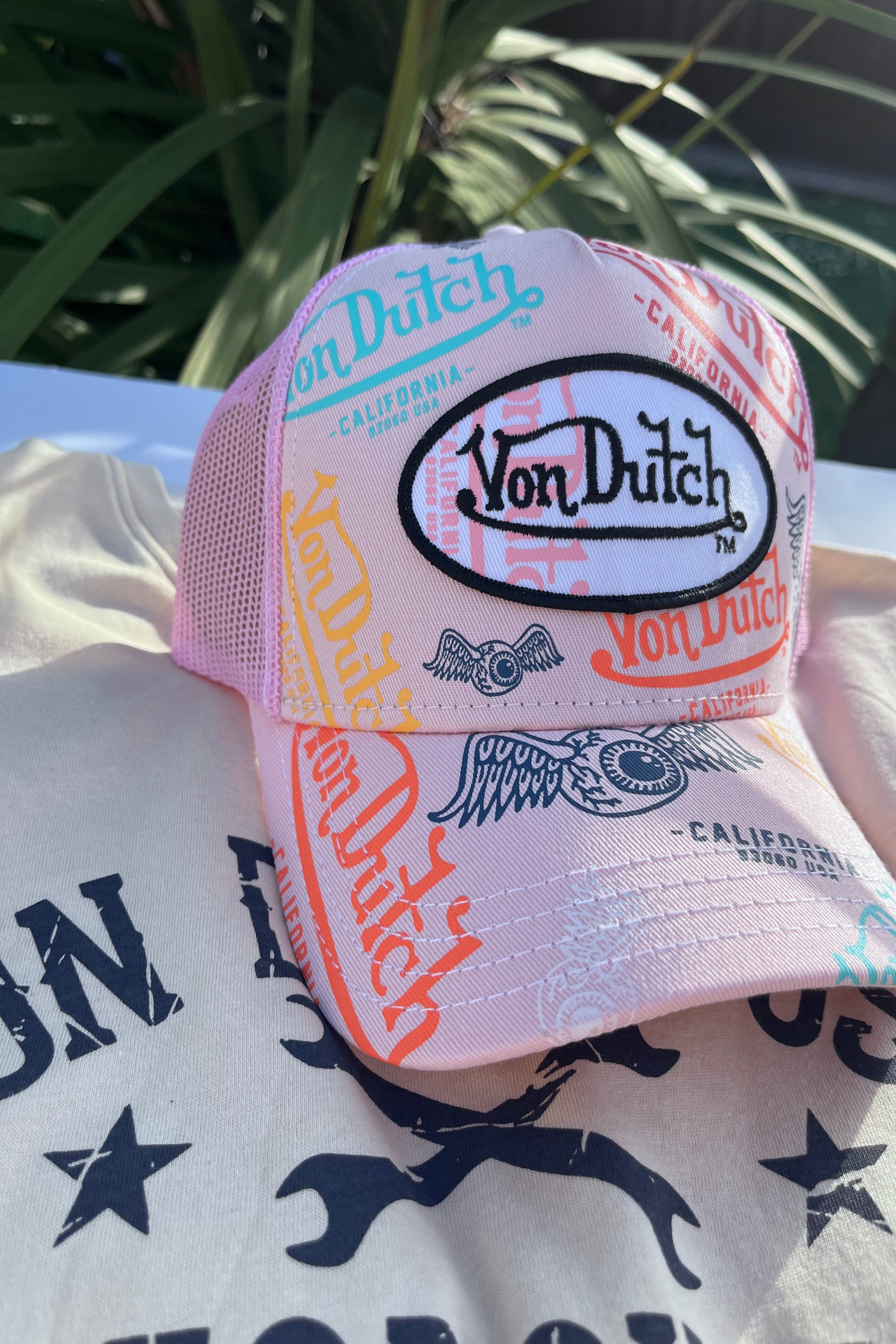 Casquette trucker Von Dutch rose poudré, logo Von Dutch en façade, filet respirant, snapback ajustable, style casual chic