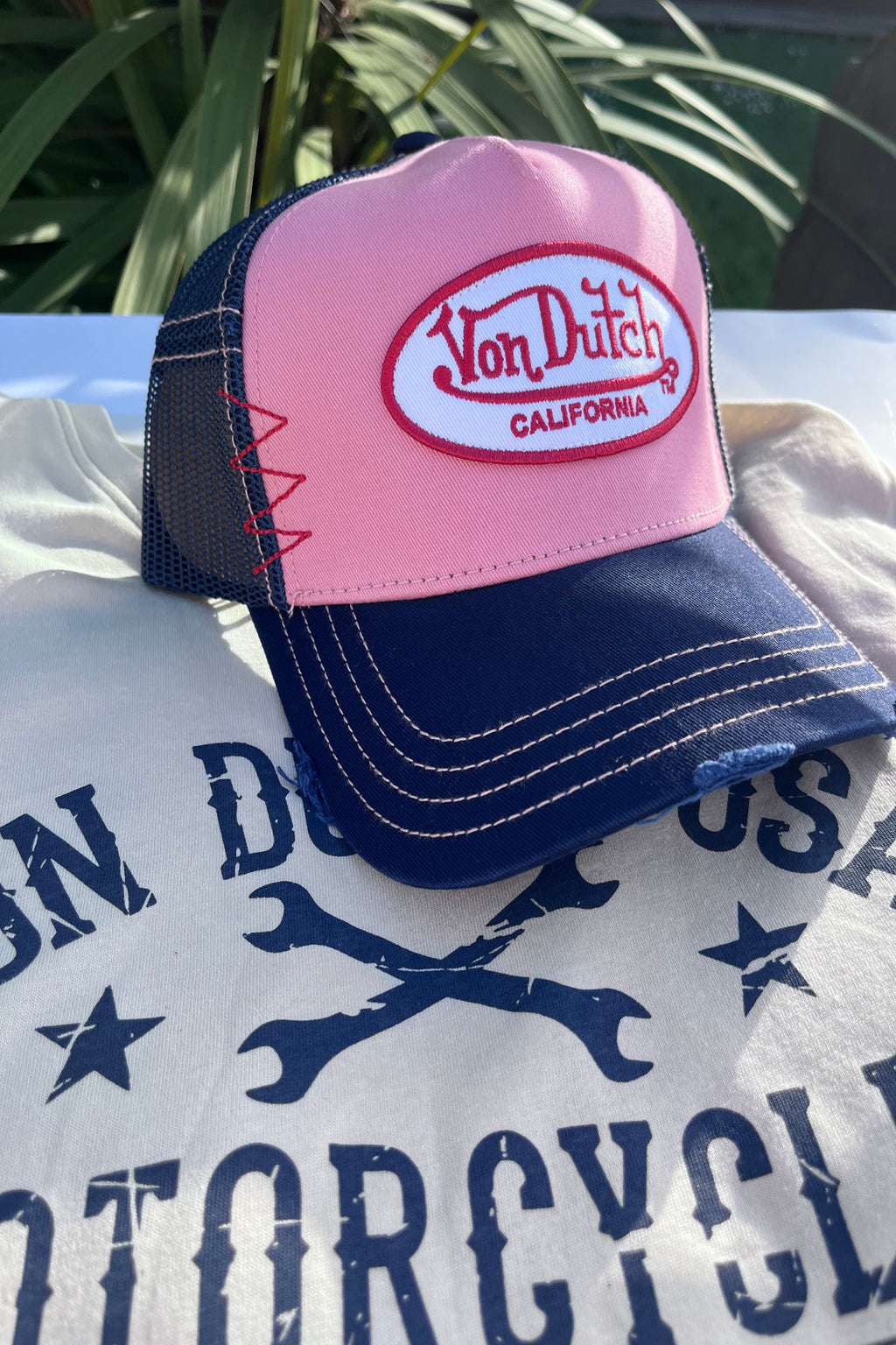 Casquette trucker Von Dutch bleu marine et rose effet usé, logo brodé, snapback ajustable, style casual streetwear