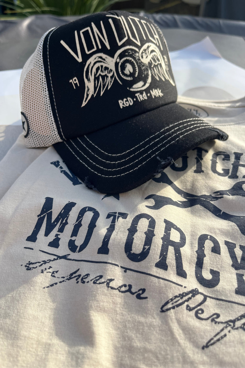 asquette trucker Von Dutch noire et blanche effet usé, logo Flying Eye brodé, snapback ajustable, filet respirant