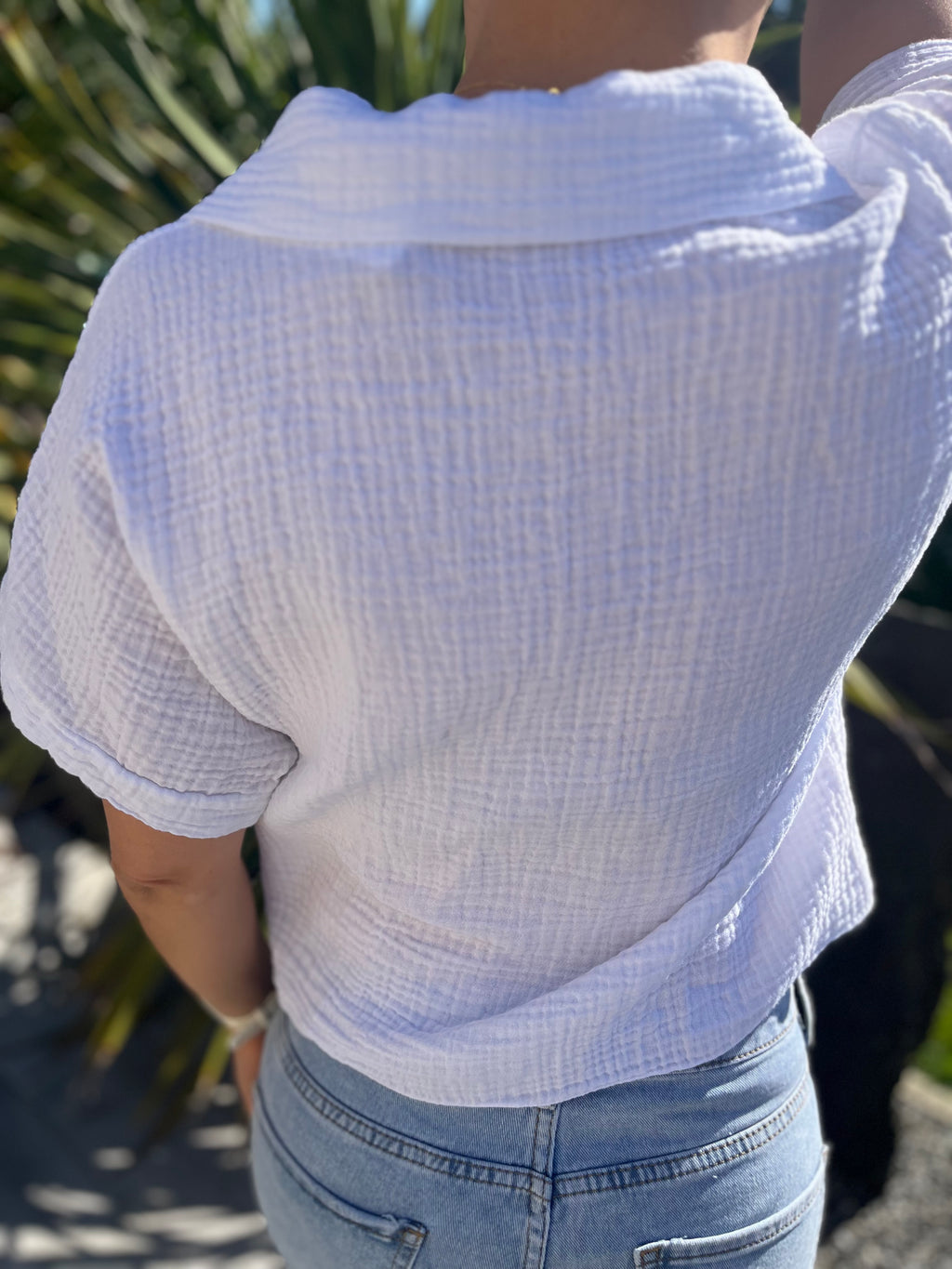 chemise blanche courte  femme tendance gaz de coton agréable à porter vue de dos
 léger prêt a porter femme guérande la baule