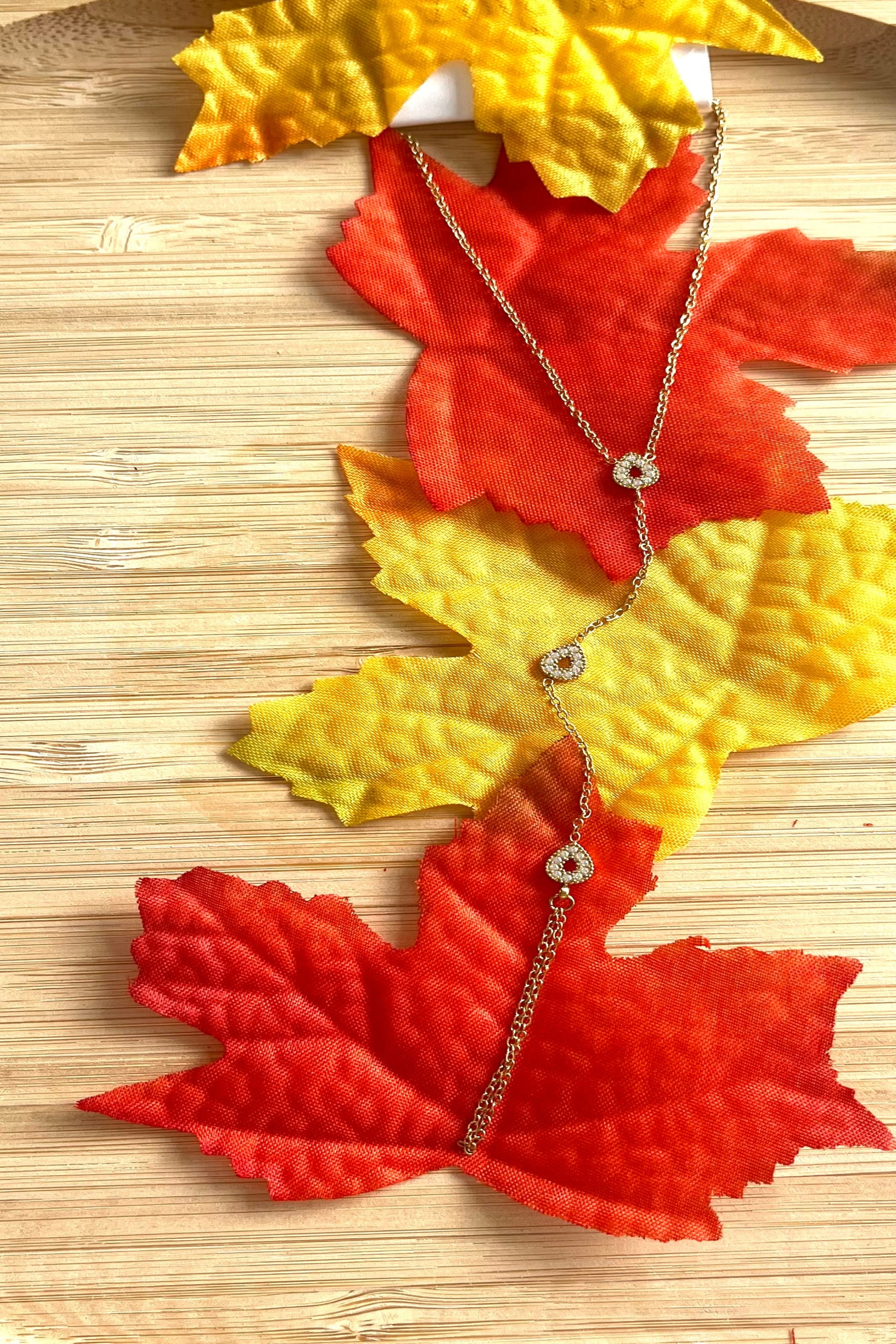 Collier cravate doré en acier inoxydable orné de strass scintillants- bijoux tendances 2026-boutique femme guérande la baule