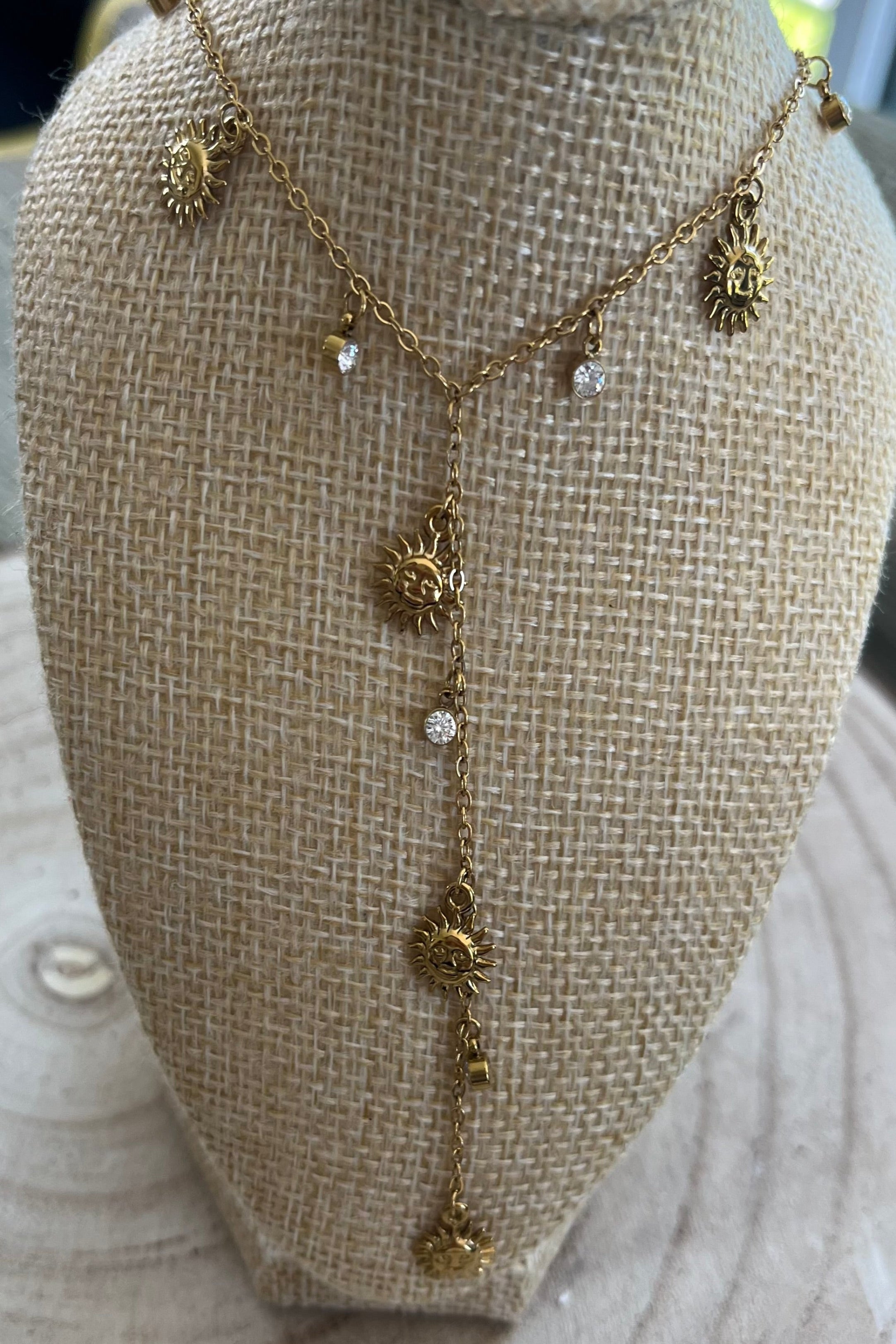 collier dorés cravate pendantif soleil  bijous guerande la baule pornichet