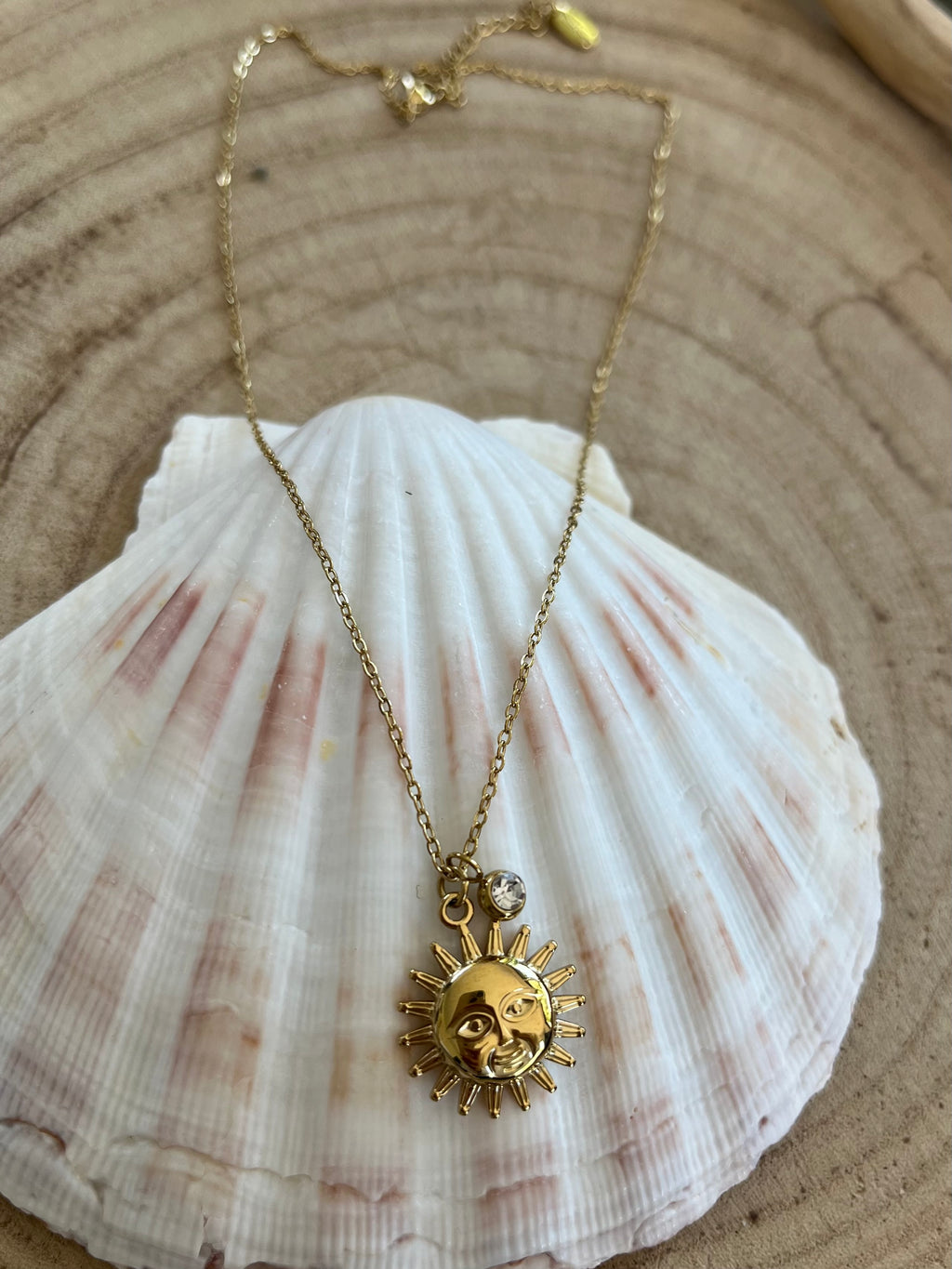 collier doré pendentif soleil 