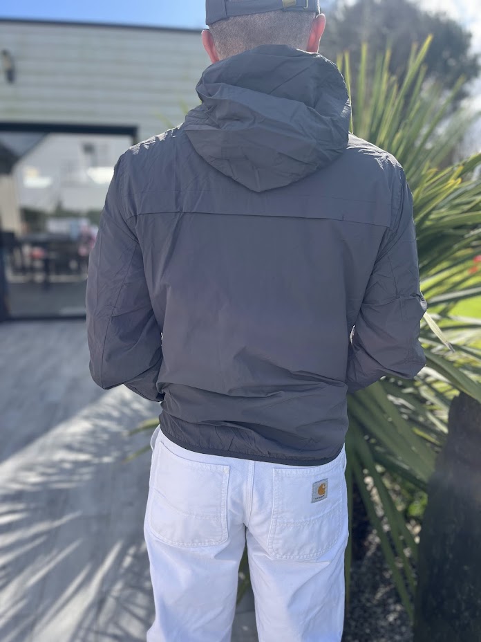 "Coupe-vent homme gris KYMAXX imperméable avec capuche et fermeture éclair bicolore blanche et jaune"design streetwear, protection Water Repellent