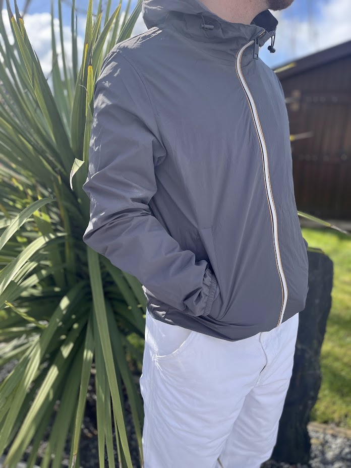 "Coupe-vent homme gris KYMAXX imperméable avec capuche et fermeture éclair bicolore blanche et jaune"design streetwear, protection Water Repellent