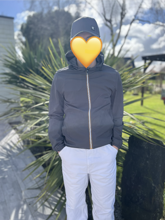 "Coupe-vent homme gris KYMAXX imperméable avec capuche et fermeture éclair bicolore blanche et jaune"