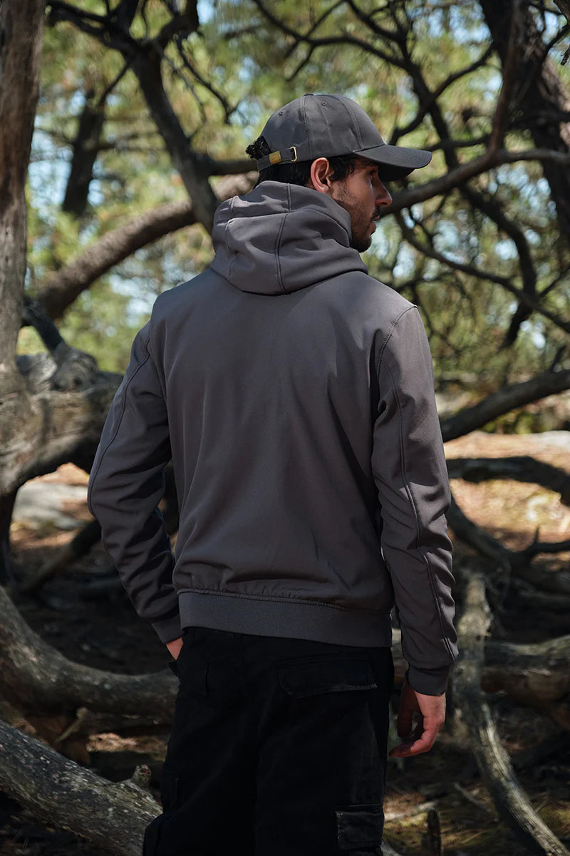 Casquette grise KYMAXX portée - Style décontracté
Casquette grise KYMAXX portée - Style décontracté
