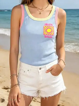 Look estival femme – débardeur Ibiza Soleil bleu pastel avec short noir serrage rose fluo, style bohème chic en extérieur