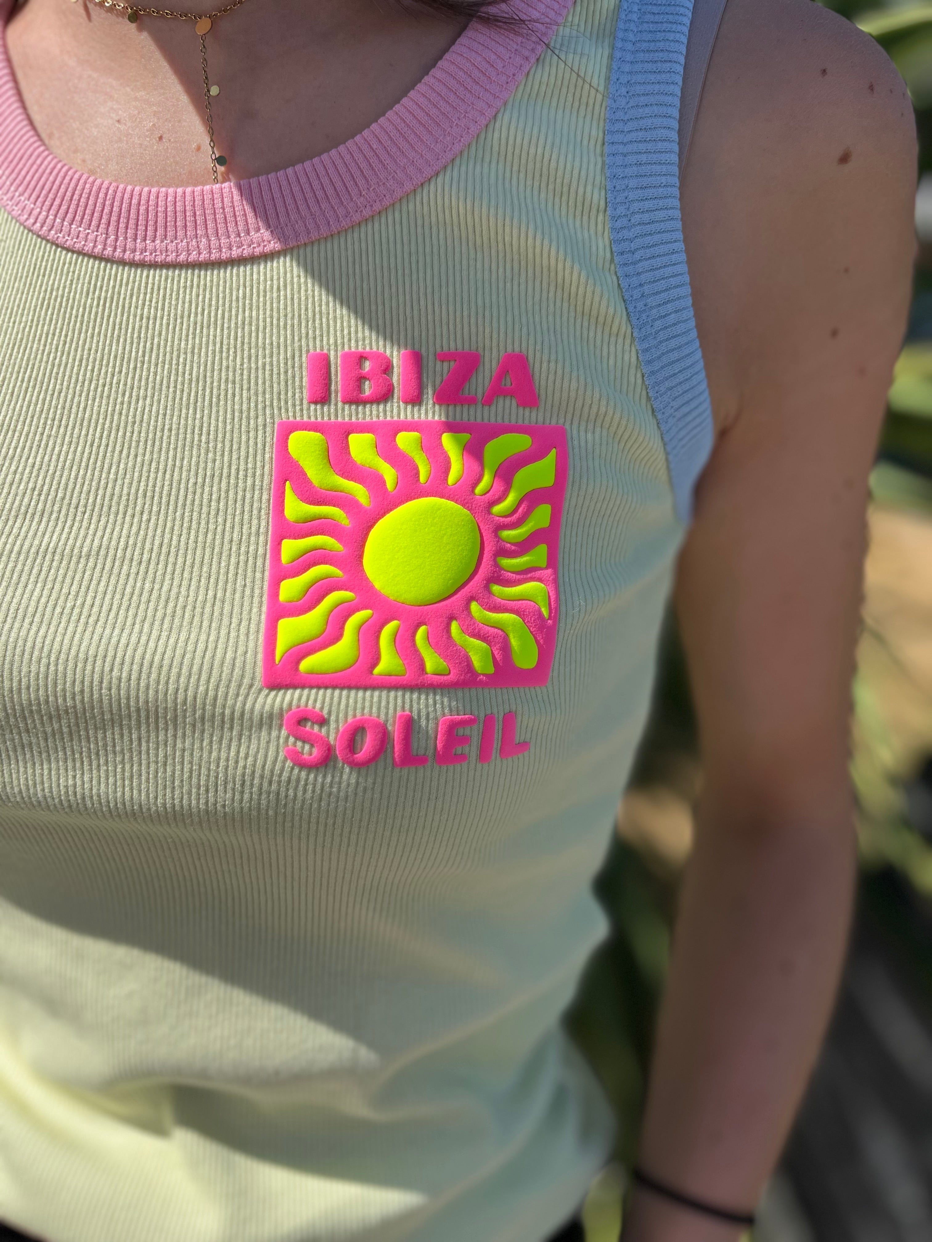 Débardeur Ibiza Soleil jaune pastel porté – patch soleil rose et vert, col rose, bretèlles bleues, coupe ajustée taille unique 34-42 boutique femme guérande la baule st lyphard-e style by Laëti