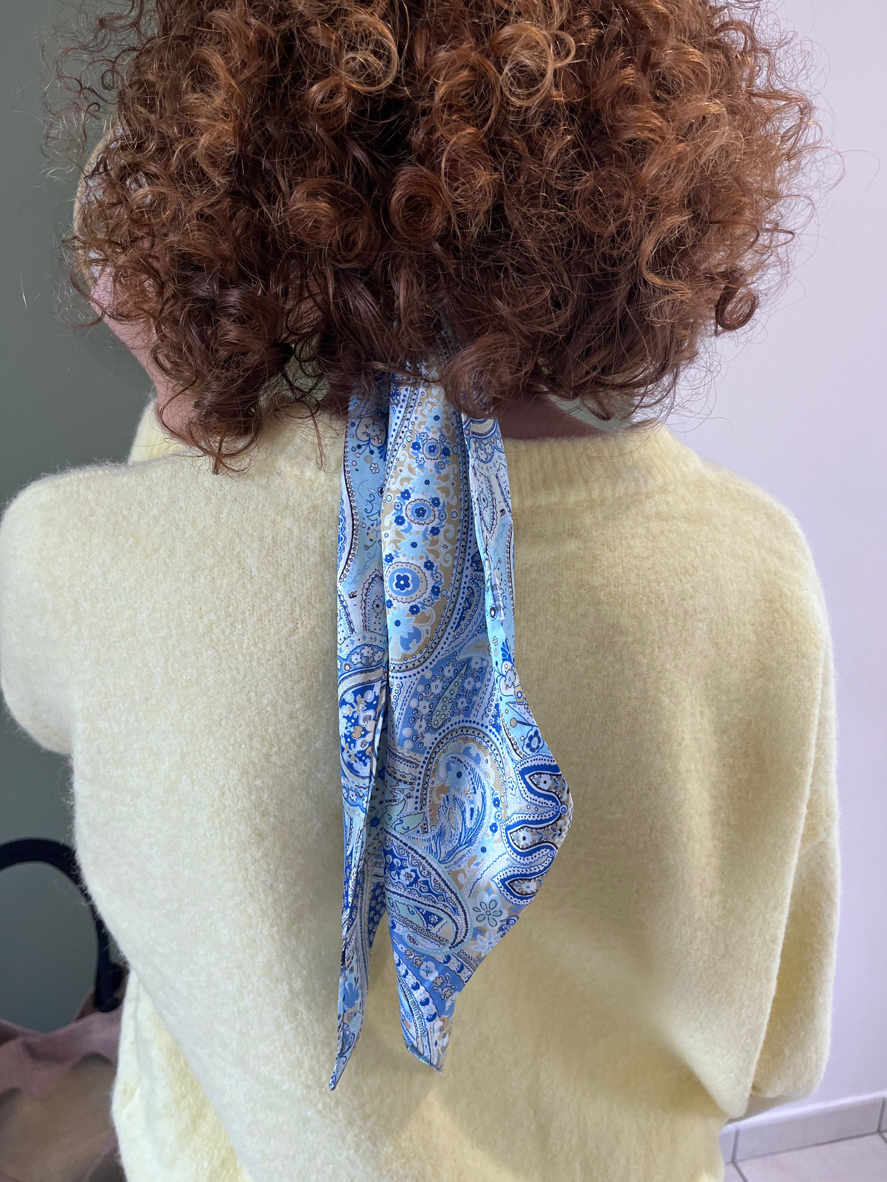 Foulard carré baroque bleu polyester accessoire mode femme élégant cheveux