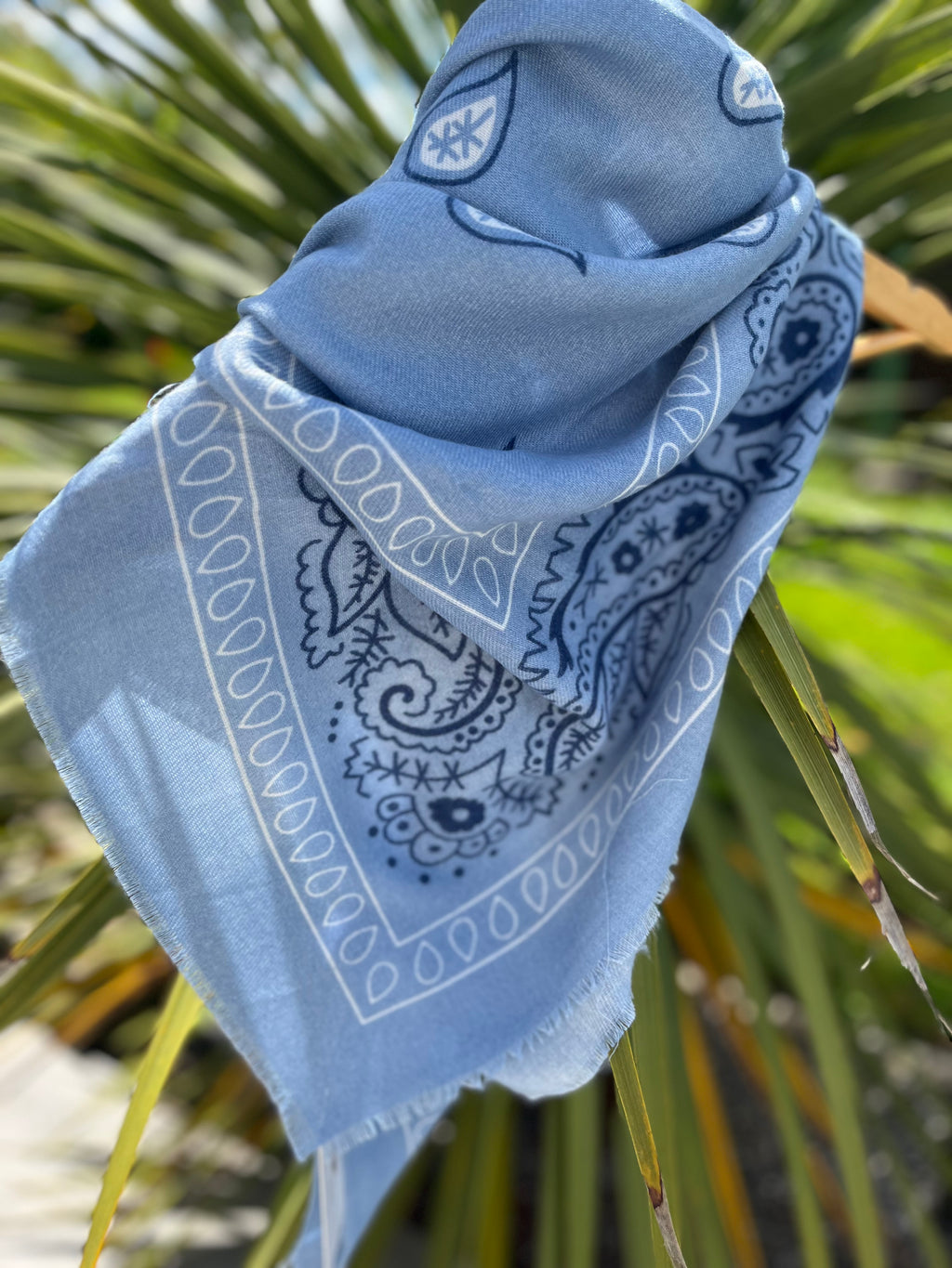 foulard motifs bandana doux viscose , 4 coloris, bleu, rose pâle, verts sauge et beige. accessoire femme guérande la baule pornichet le pouliguen