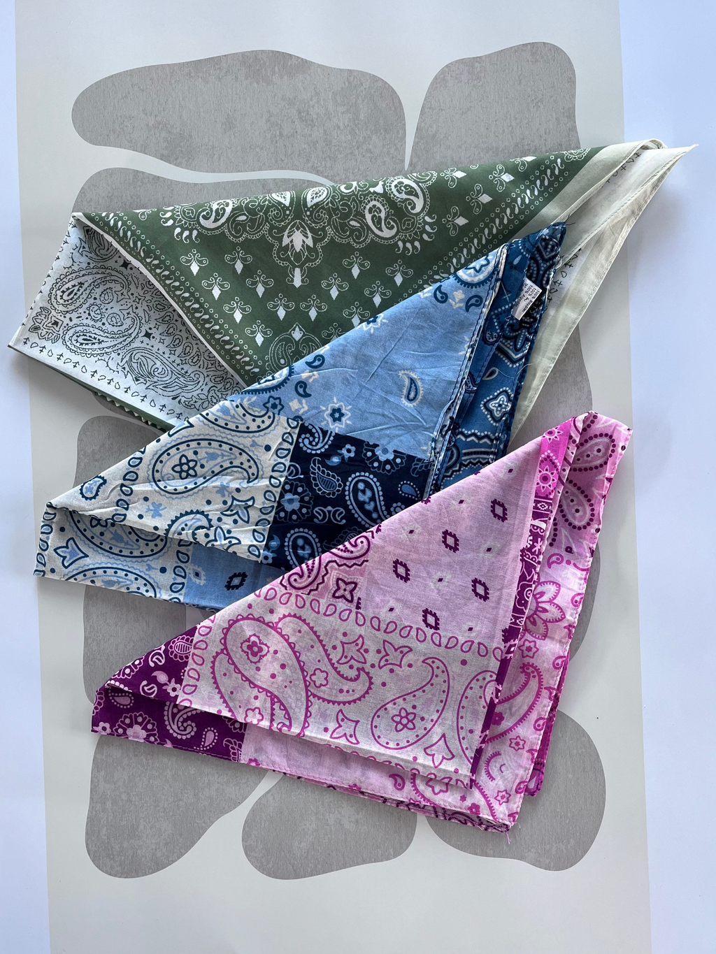 	Carré bandana iconique disponible en rose, bleu et kaki, motif graphique intemporel, 100% coton – Le Style by Laëti