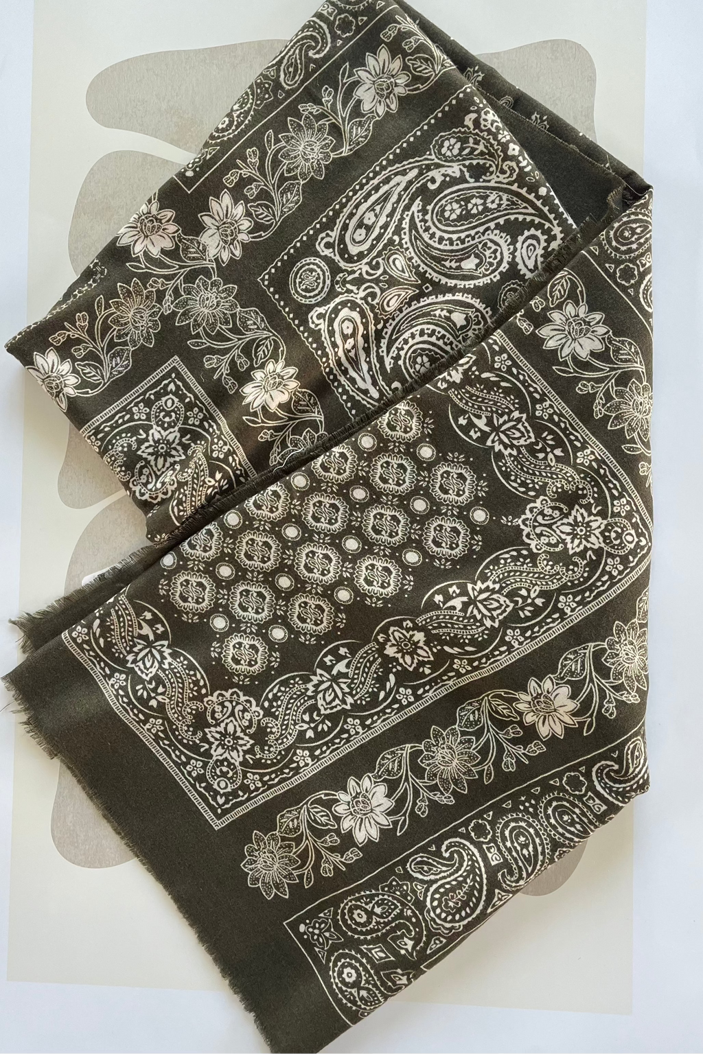 foulard motif bandana grand format 130x135 cm en viscose kaki, accessoire mode femme élégant et polyvalent – Le Style by Laëti accessoire guérande femme pornichet la baule
