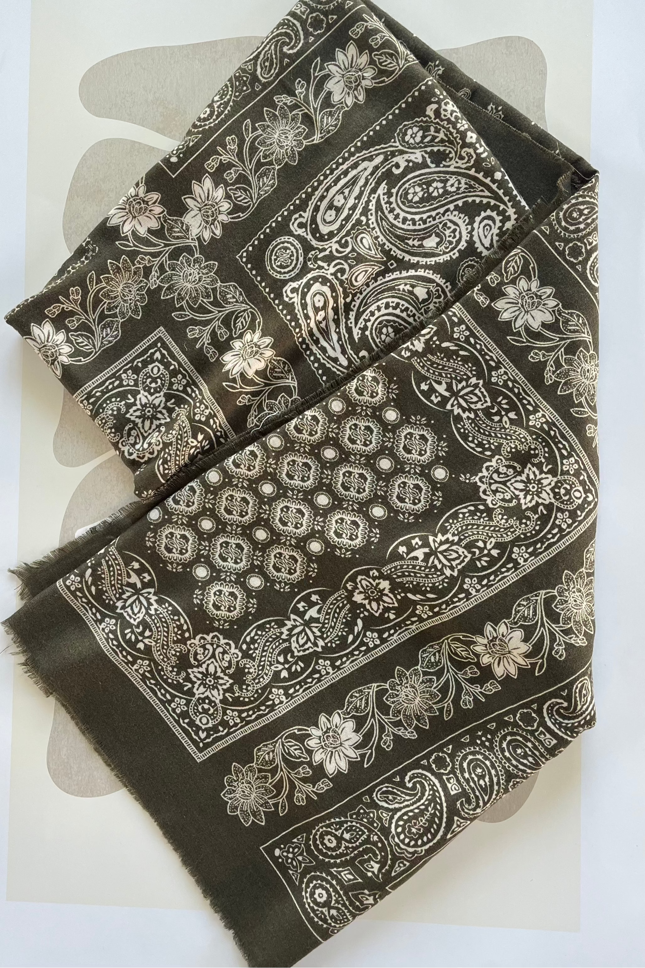 foulard motif bandana grand format 130x135 cm en viscose kaki, accessoire mode femme élégant et polyvalent – Le Style by Laëti accessoire guérande femme pornichet la baule

