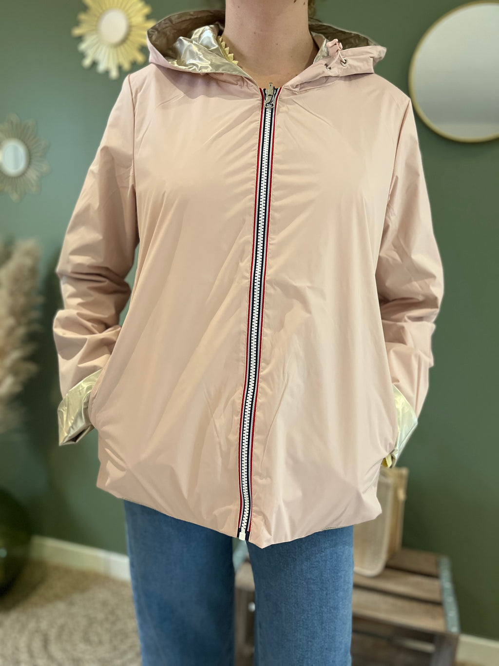 femme portant impermeable court Laura Jo