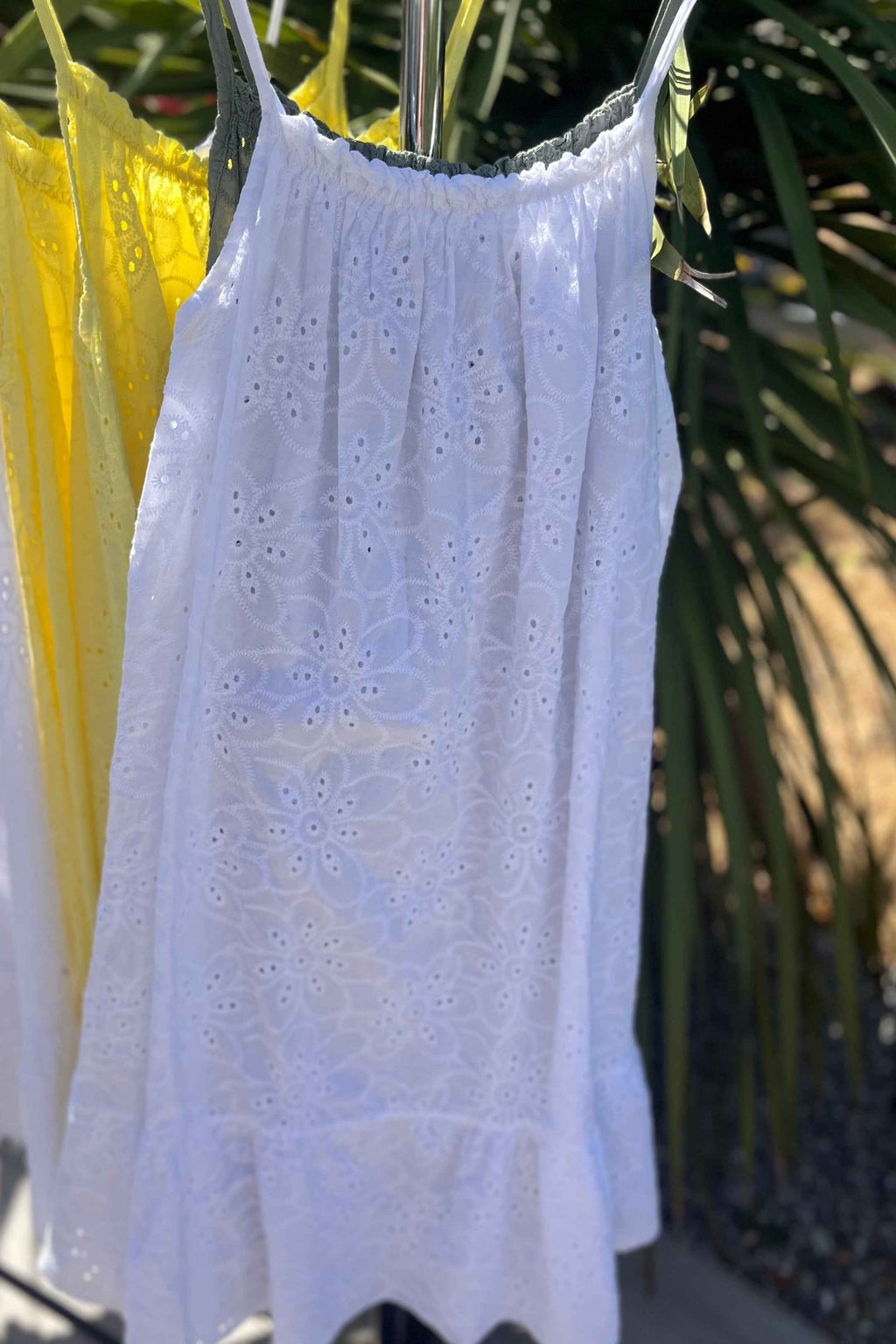 Robe à bretelles fines broderie anglaise