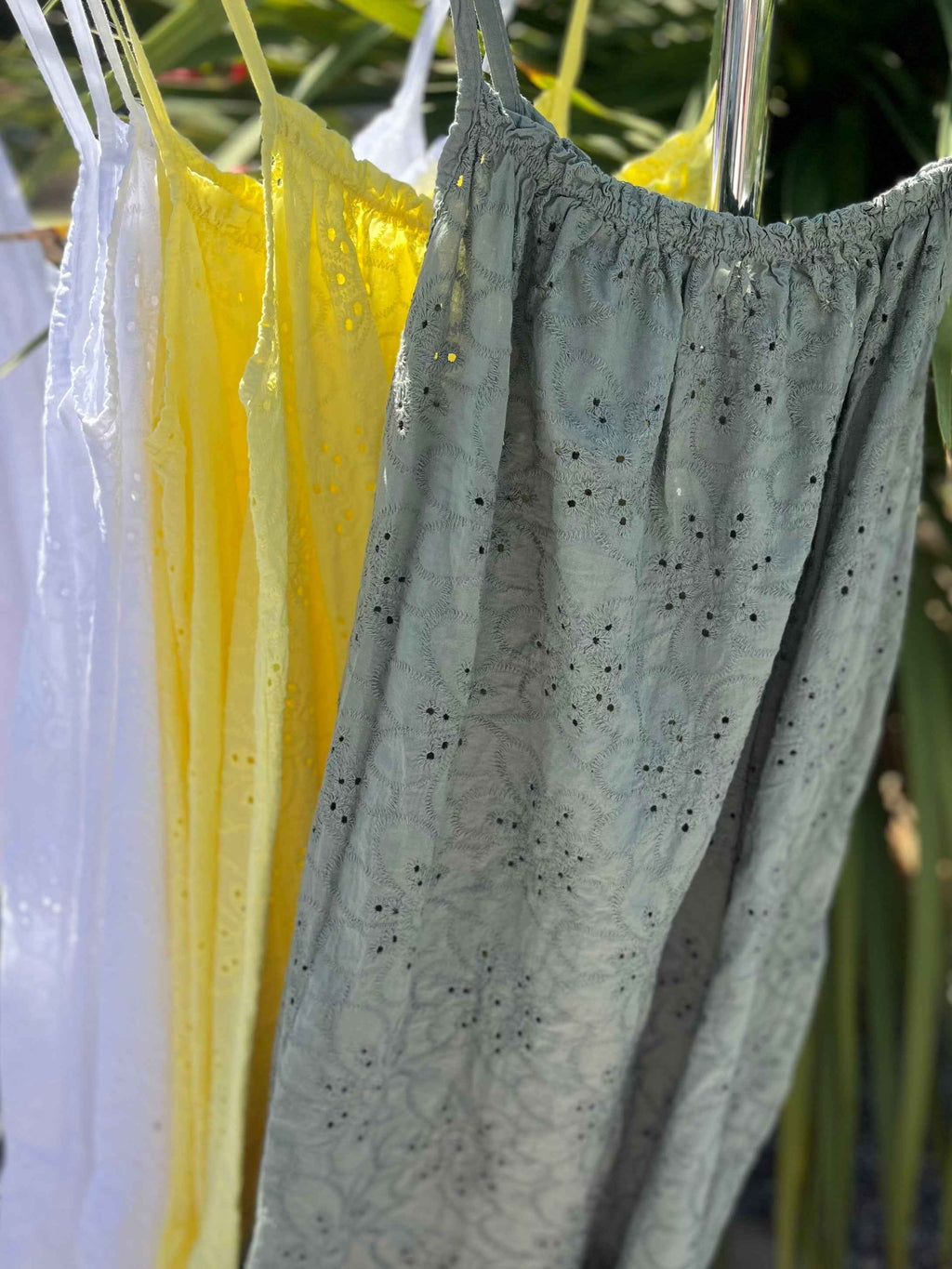 Robe à bretelles fines broderie anglaise