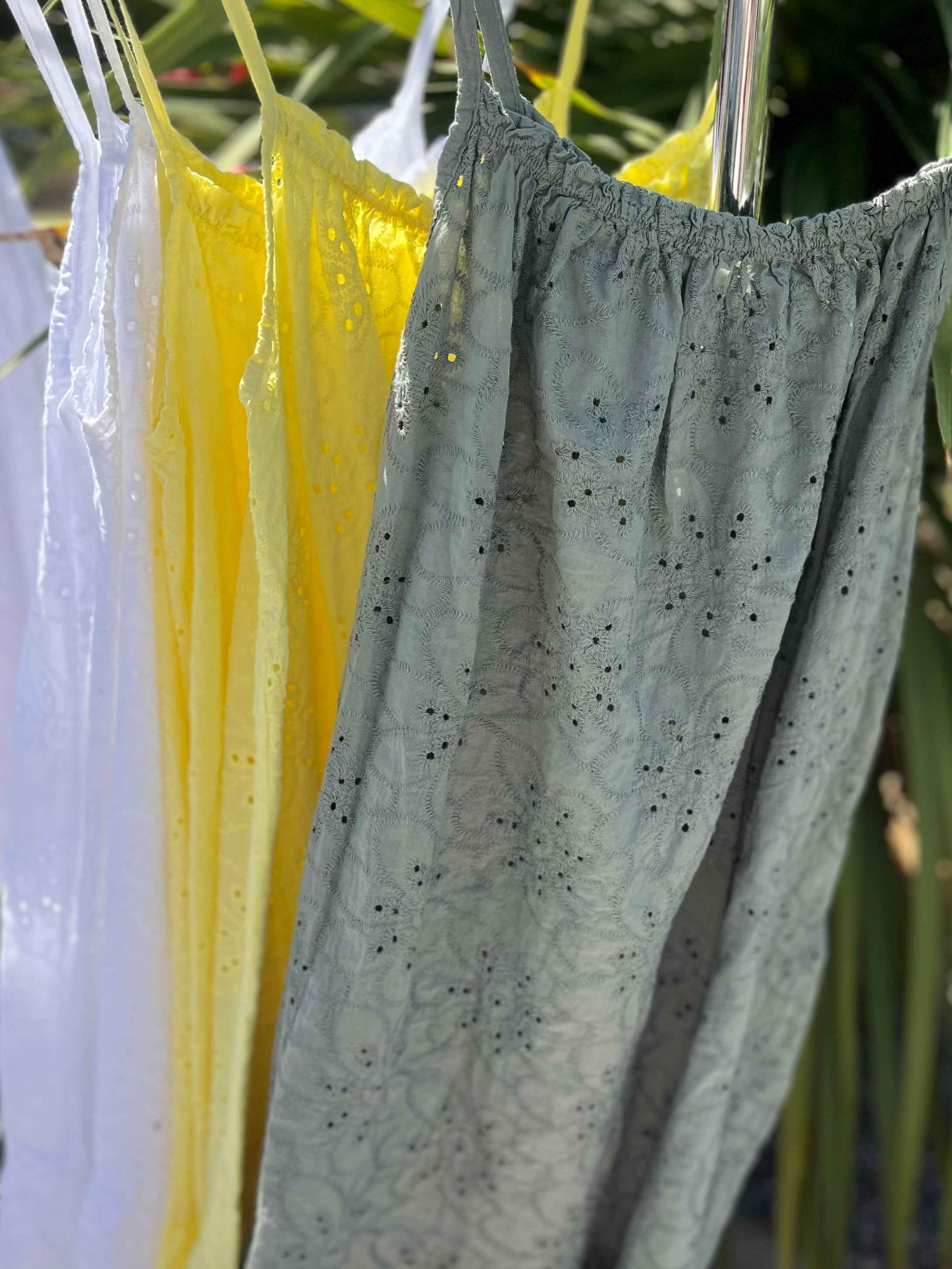 Robe à bretelles fines broderie anglaise