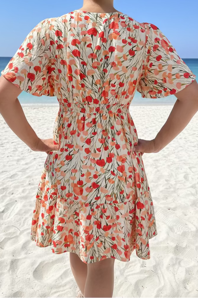 Robe Courte Imprimée Florale – Détail col V, imprimé floral orange tendance, tissu léger et agréable