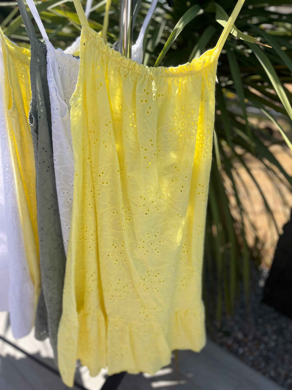 Robe à bretelles fines broderie anglaise
