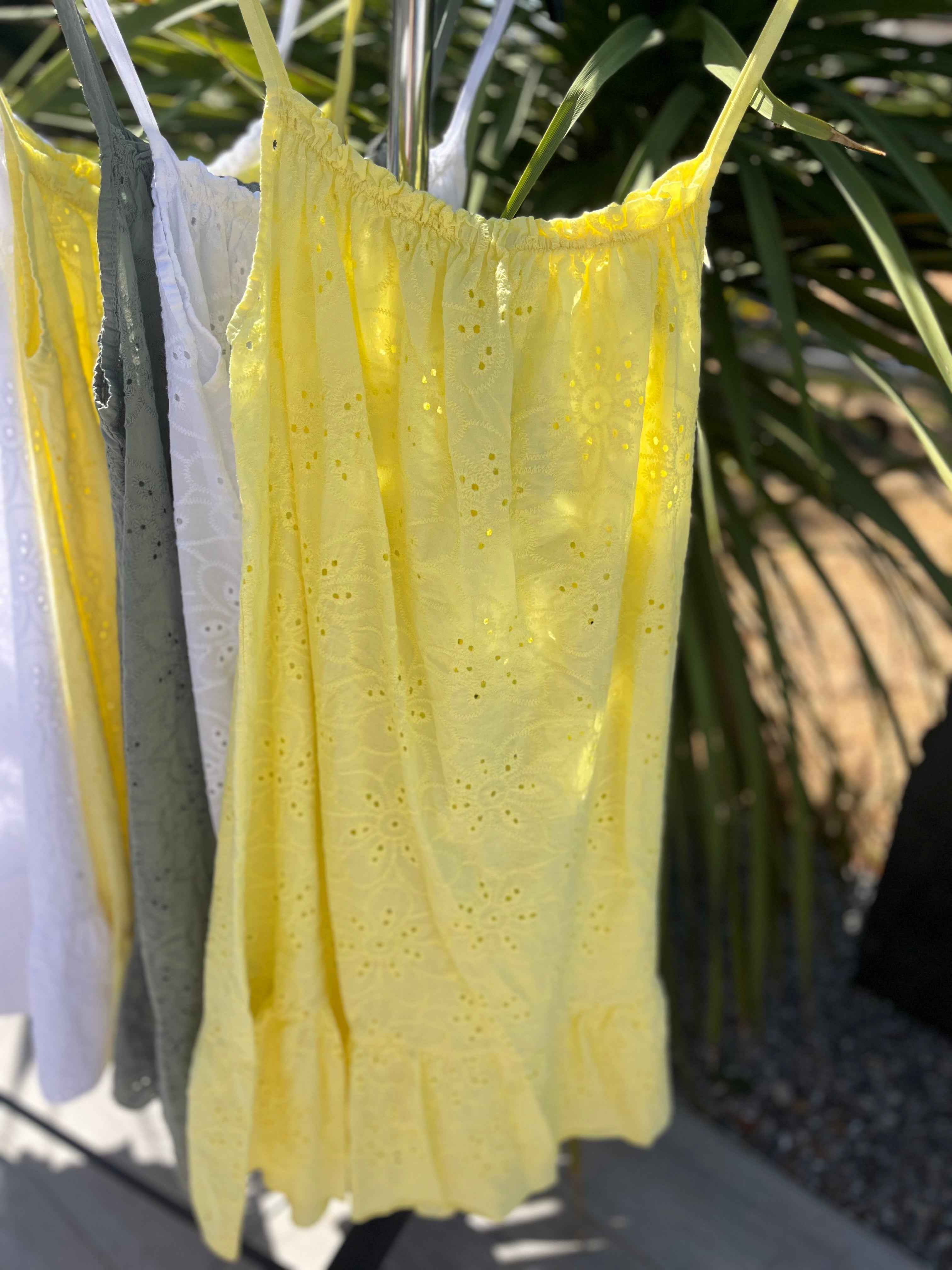 Robe à bretelles fines broderie anglaise